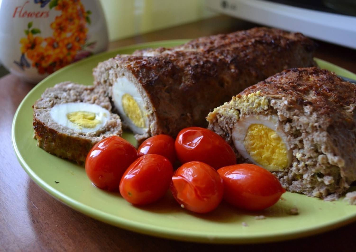 Мясной рулет вареный. Рулет из фарша с яйцом. Мясной рулет с яйцом. Мясной рулет из фарша с яйцом. Рулет из фарша с яйцом в духовке.