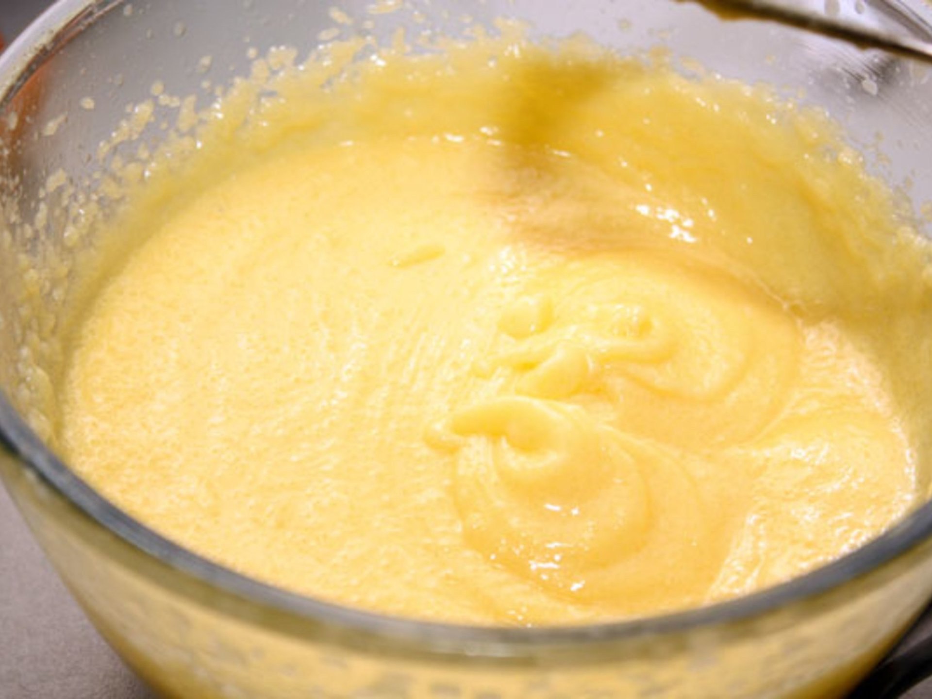 Сгущенку сливочным маслом взбейте. Взбить тесто. Взбитые яйца с сахар и Масломо. Масло взбить с сахаром. Взбитые яйца с сахаром и мукой.