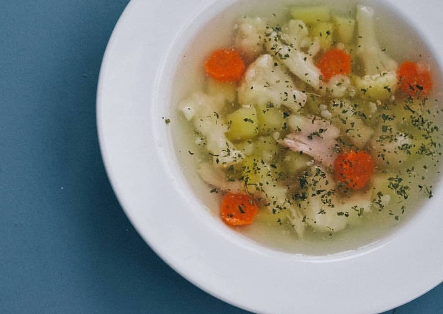 Рецепт куриного супа с капустой. Суп с цветной капустой. Овощной суп с цветной капустой. Картофельный суп с цветной капустой. Суп из цветной капусты с курицей и картошкой.