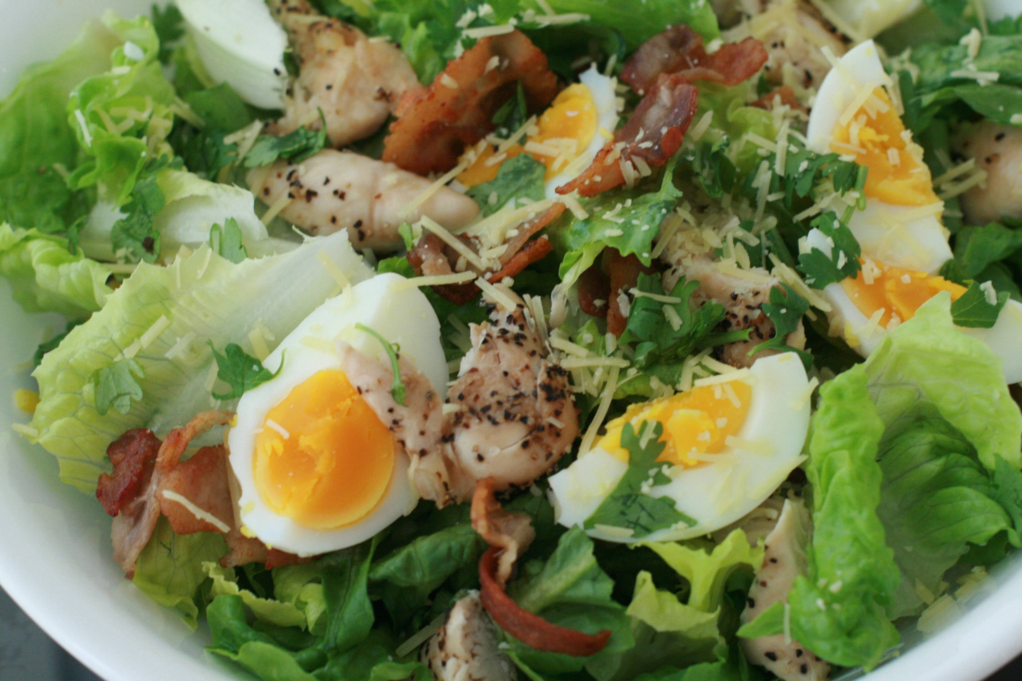 Салат с яйцами вареными простой рецепт. Салат с беконом и яйцом. Салат с яйцами вареными.