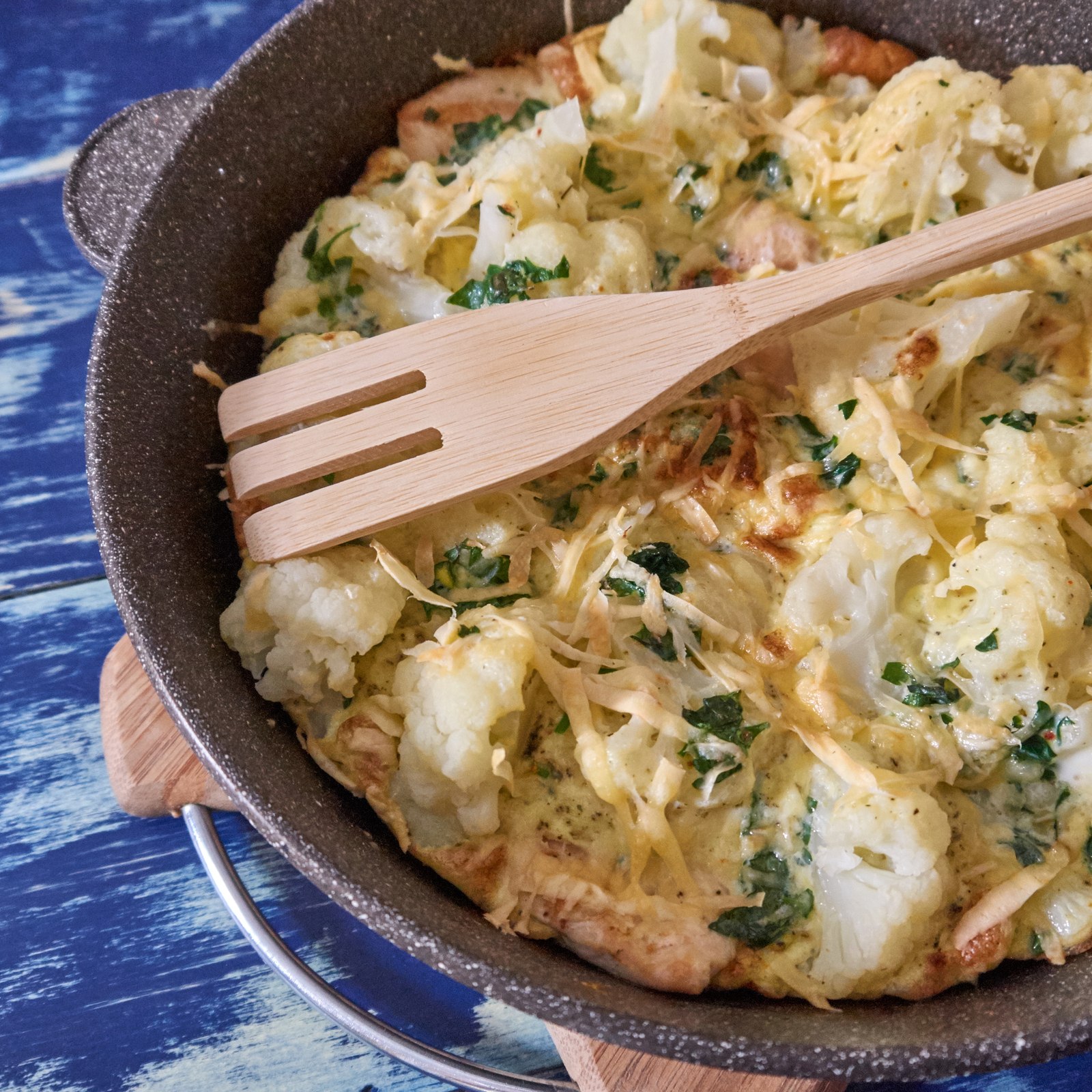 Запеченная картошка с цветной капустой в духовке. Запеканка с цветной капустой. Запеканка из цветной капусты с курицей. Цветная капуста в духовке. Запеканка из цветной капусты.