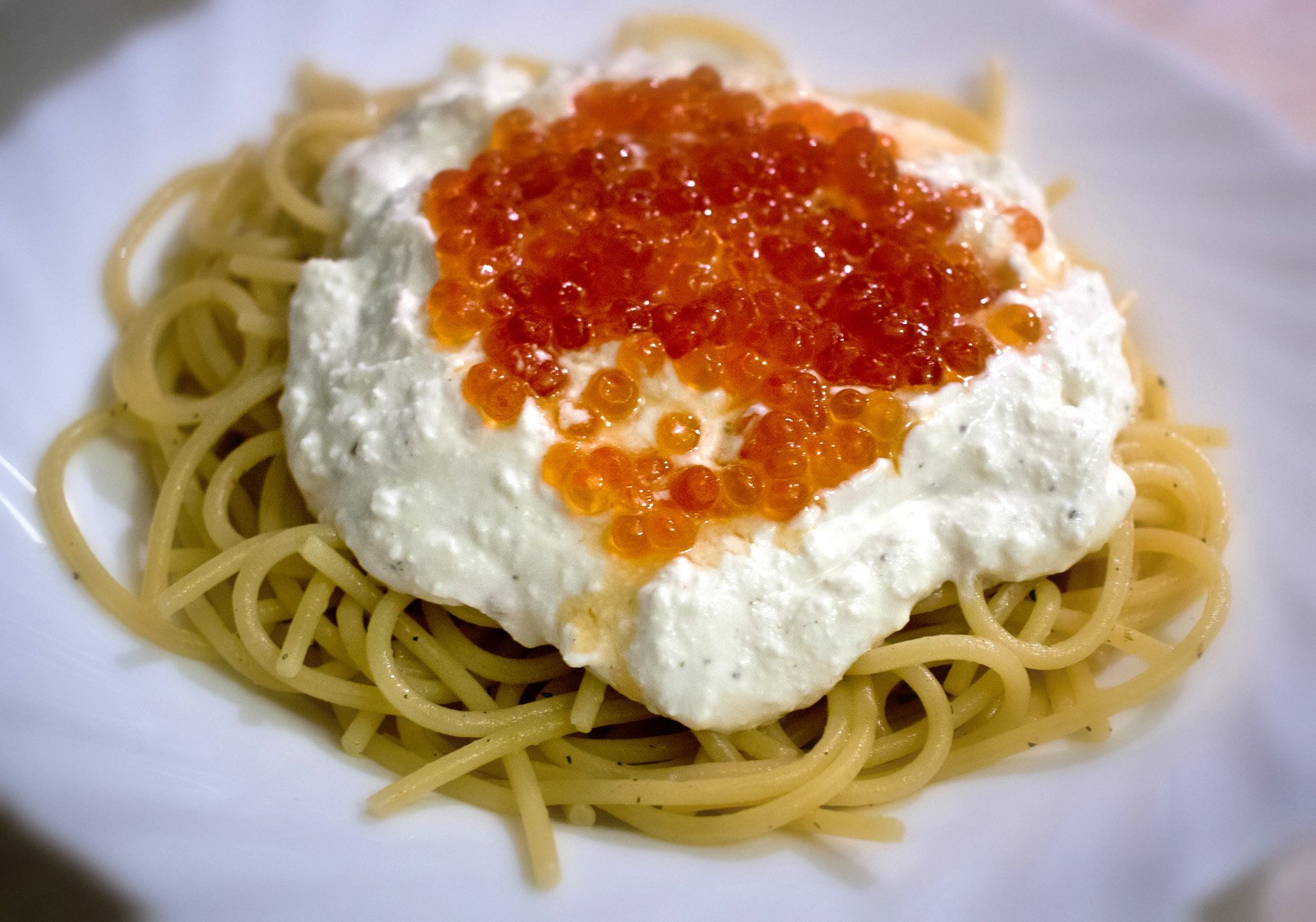 Спагетти с красной икрой