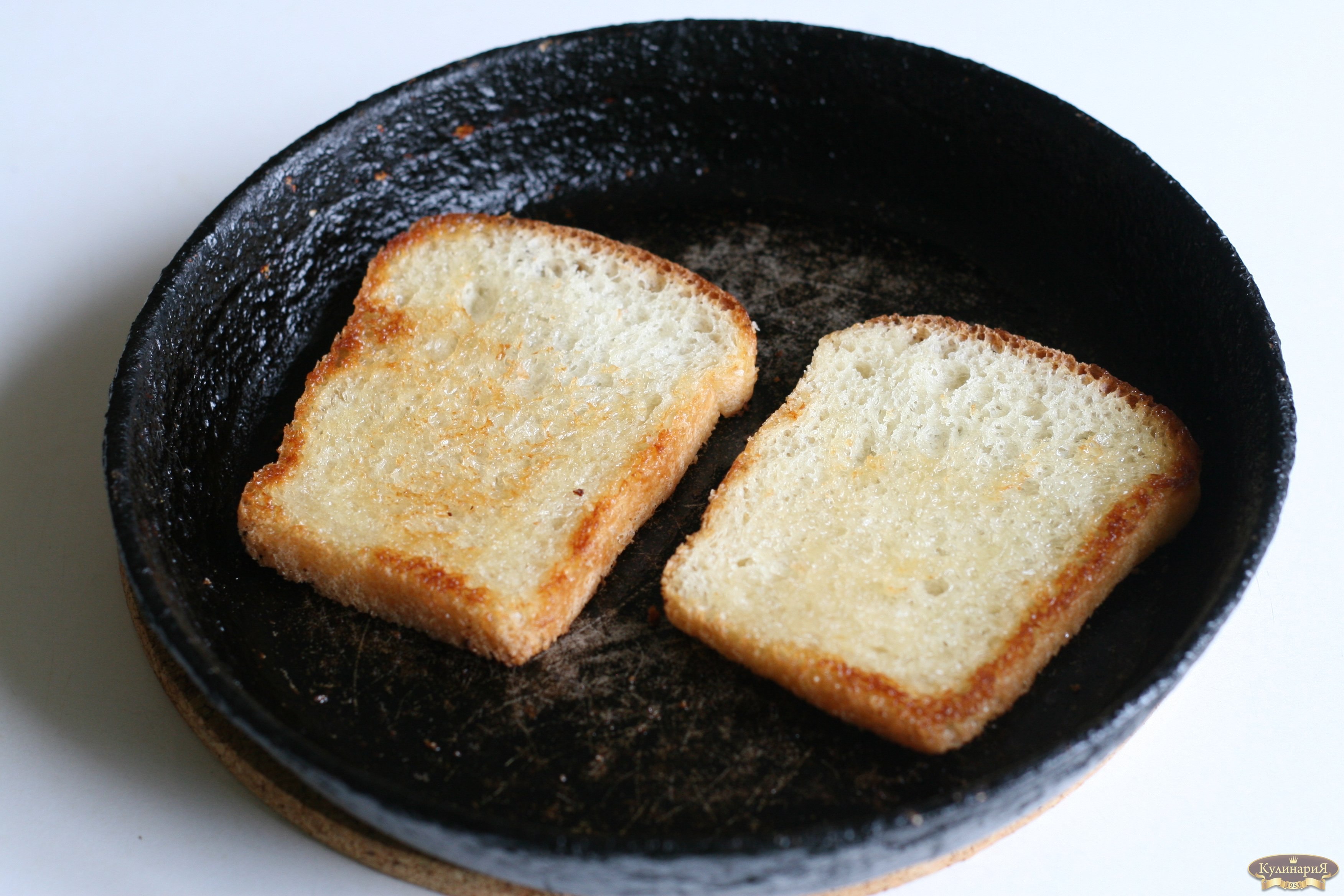 Хлеб с яйцом и сахаром на сковороде. Жареный хлеб. Жареный хлеб на сковороде. Поджаренные кусочки хлеба. Жареный хлеб квадратный.