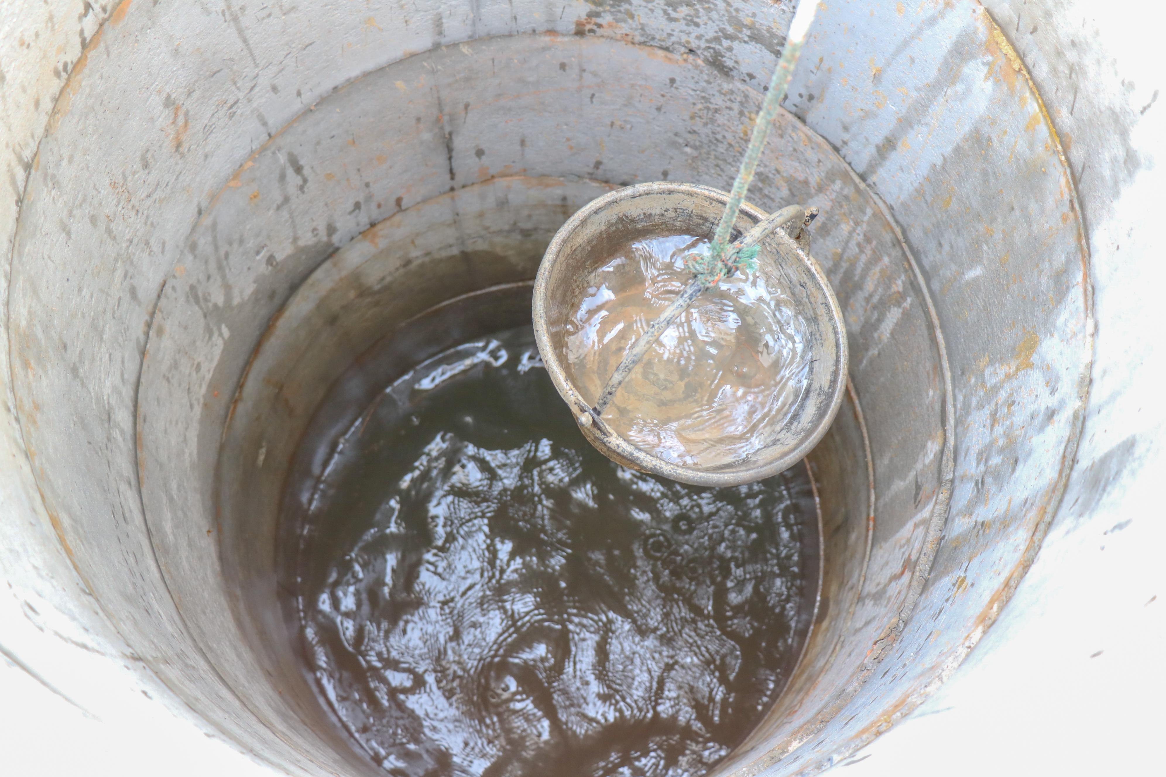 Скважина известковая вода. Колодец для воды. Ведро с колодезной водой. Колодец ведро с водой. Вода из колодца.