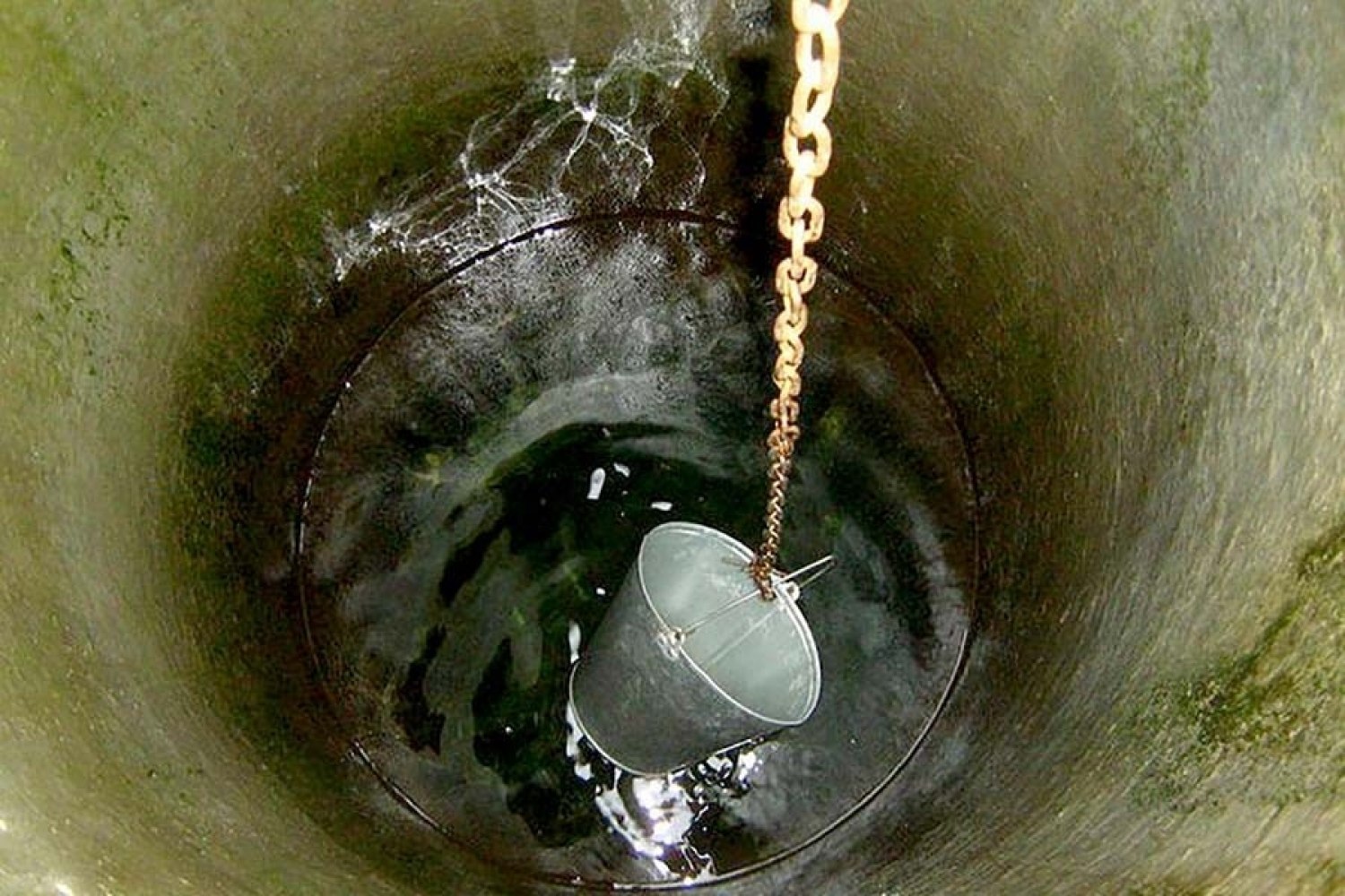 Железная вода в колодце