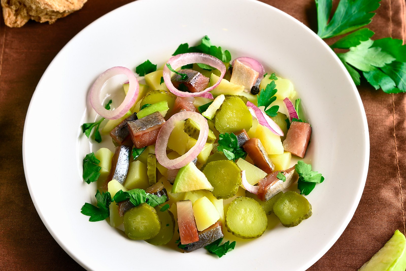 Салат из селедки с картошкой и огурцами и яблоком