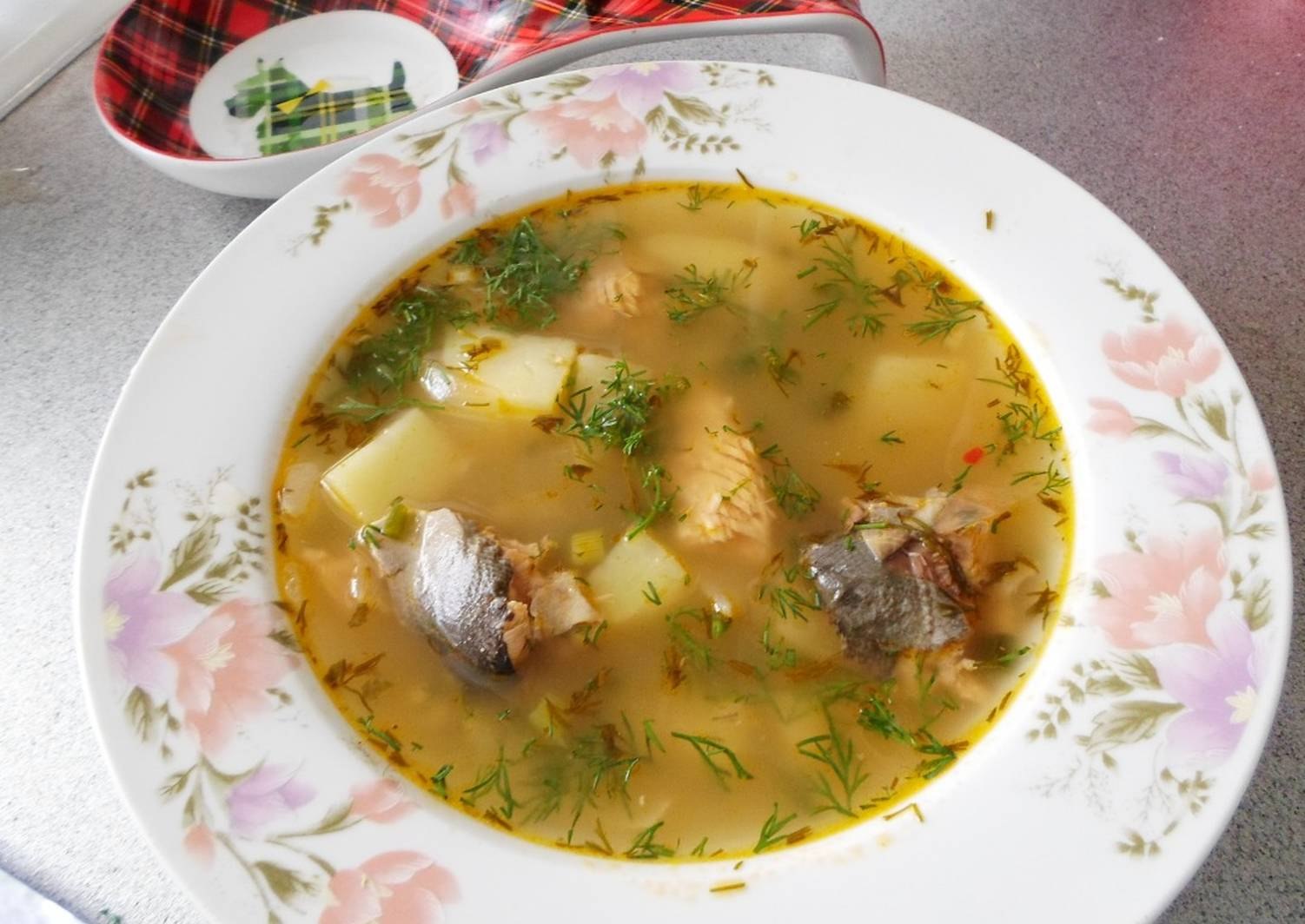 Приготовление рыбного супа из консервов. Сайровый суп. Рыбный суп из сайры. Суп с консервой горбуши. Уха из консервы сайры.