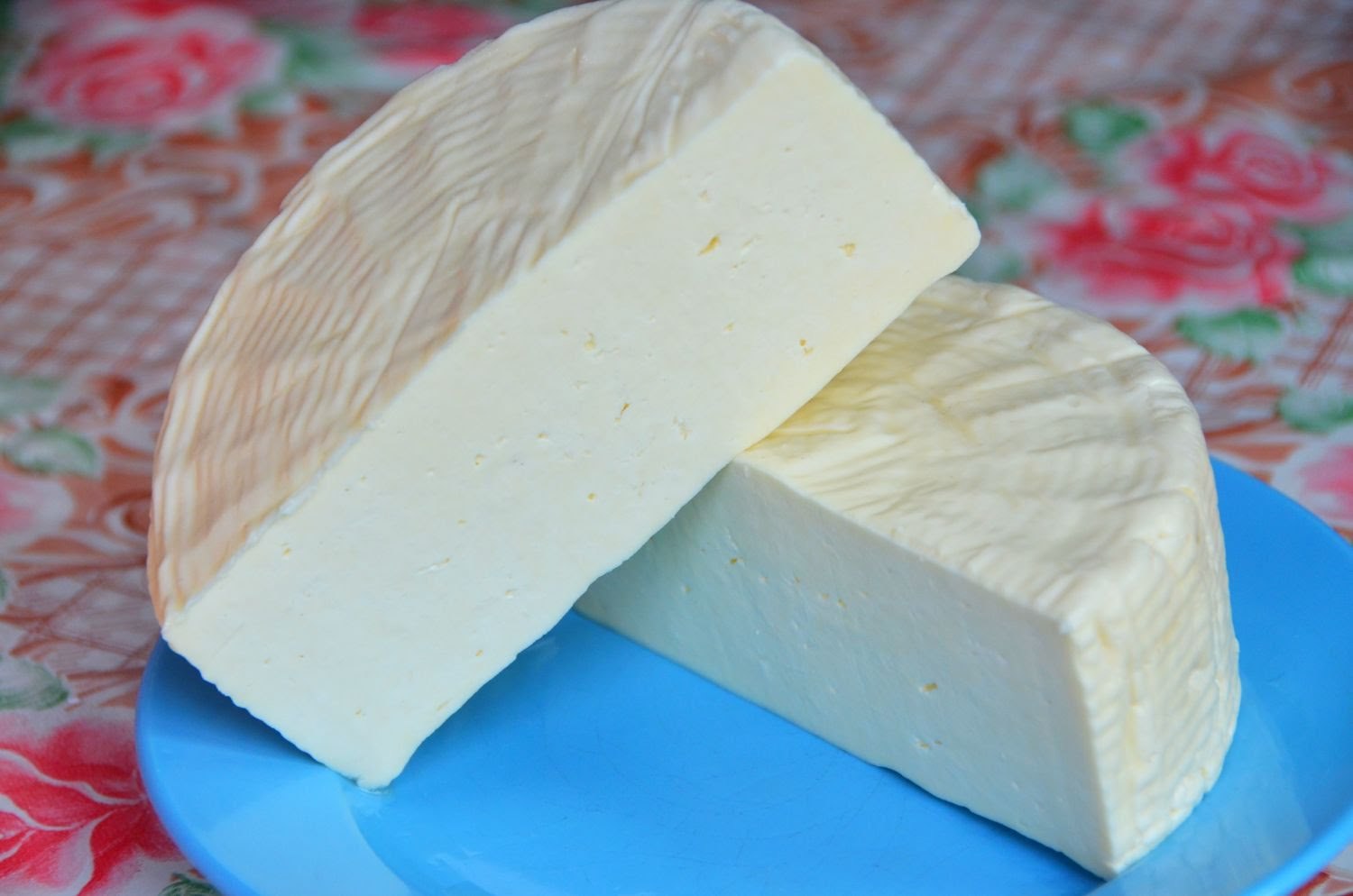 Можно сделать сыр в домашних условиях. Домашний сыр. Сыр из творога. Домашний твердый сыр. Сыр из творога в домашних.