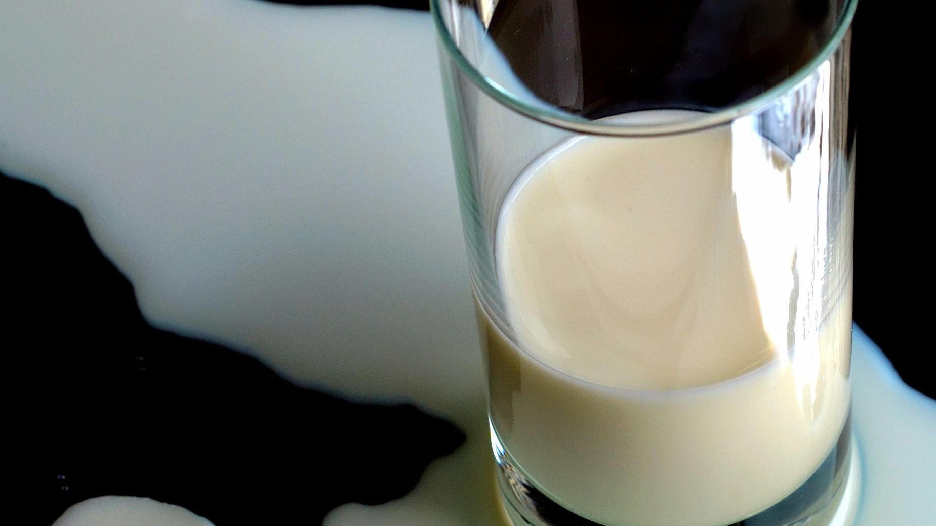Сваренное молоко. Какое бывает молоко. Как выглядит учёный в молоке мочёный. Пью прокисшее молоко
