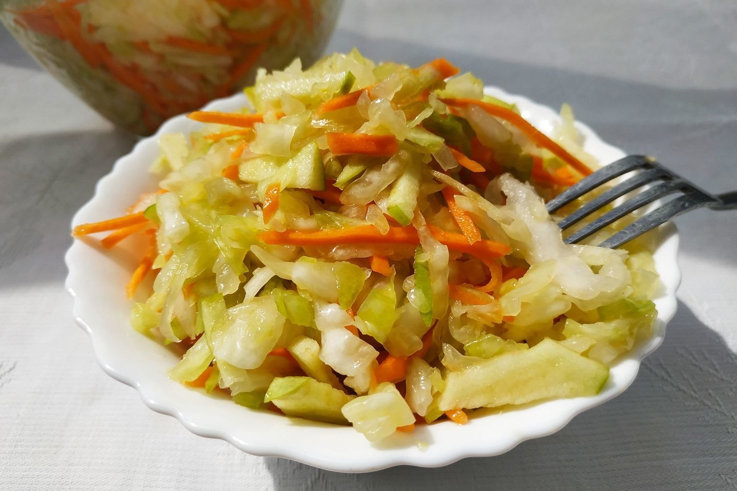 Из свежей капусты что можно. Салат витаминный капуста яблоко морковь. Витаминный (капуста, перец, огурец, морковь) 100г - 35р. Салат с капустой и морковкой. Салат витаминный с капустой.