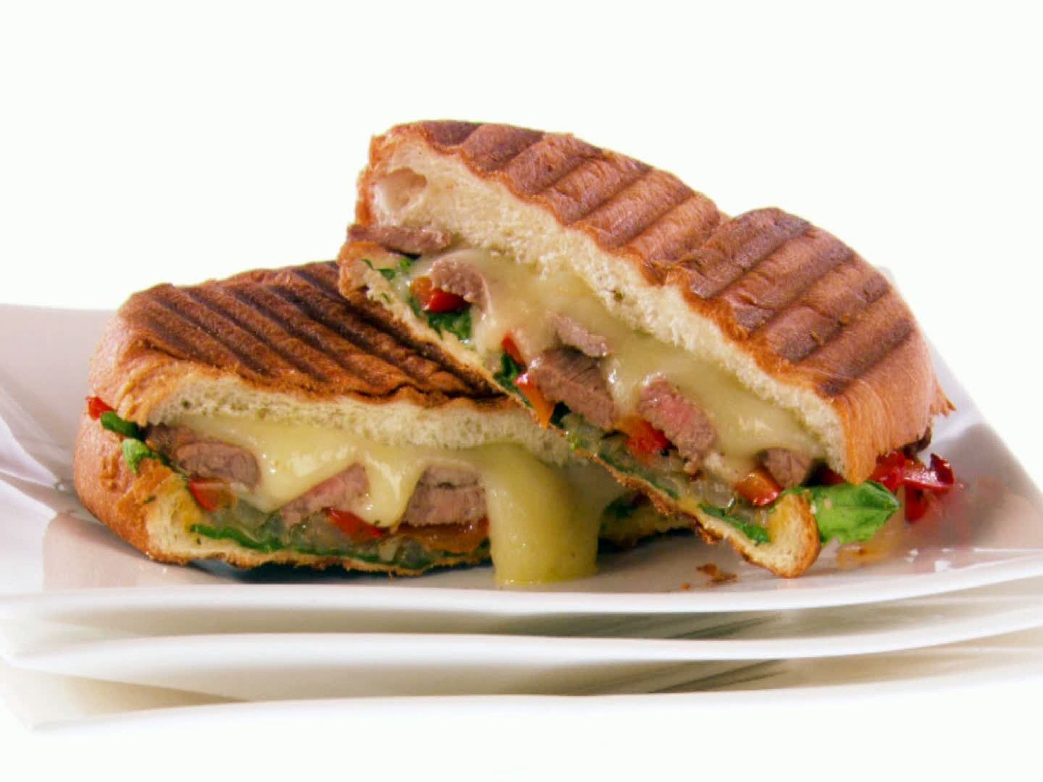Круглый сэндвич. Панини итальянский сэндвич. Панини чиабатта. Panini сэндвич. Итальянские бутерброды Панини.