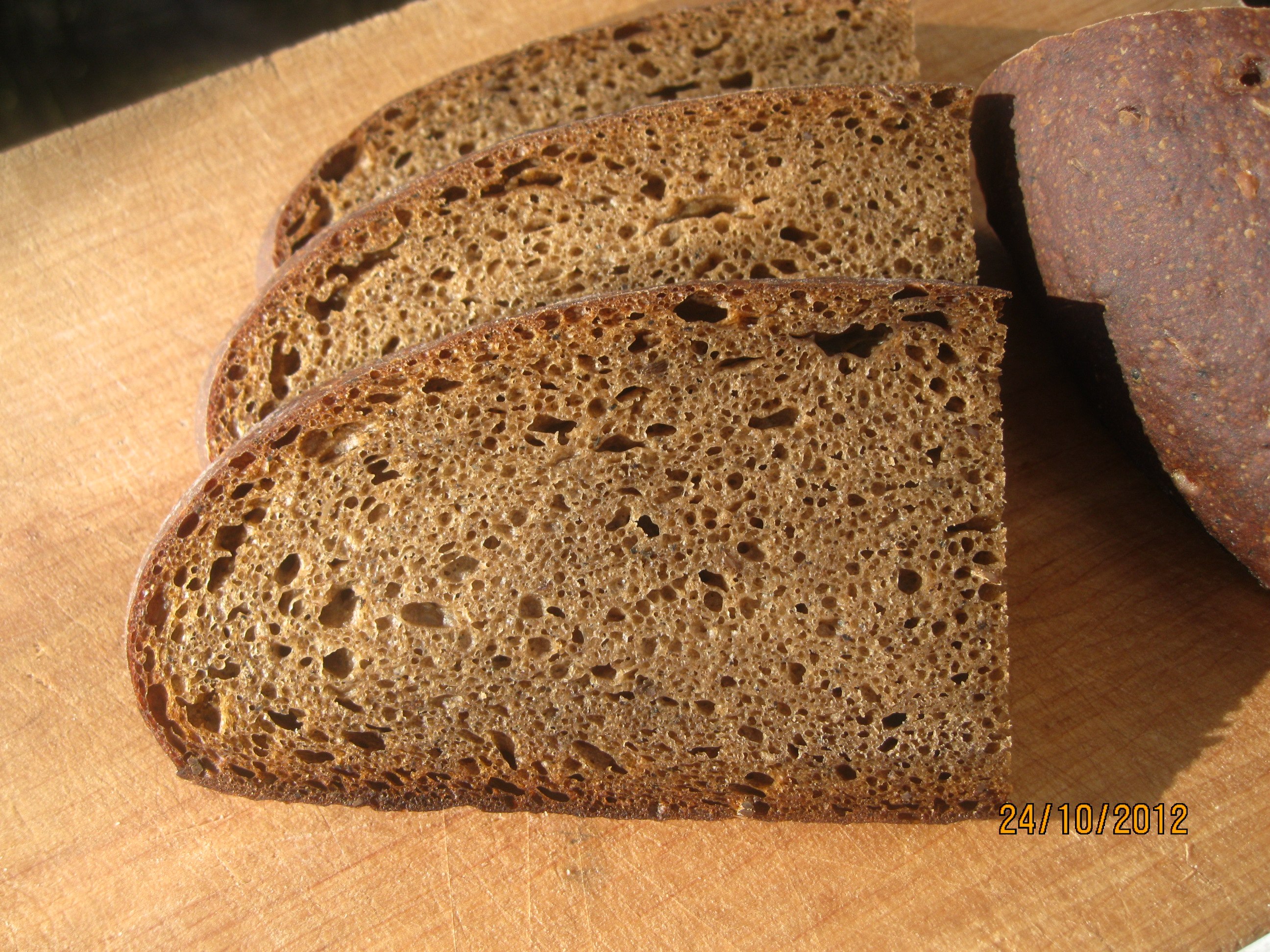 Хлеб на закваске простой рецепт. Нарочанский хлеб. Нарочанский хлеб на закваске. Бородинский хлеб на ржаной закваске. Хлеб Радзивиловский.
