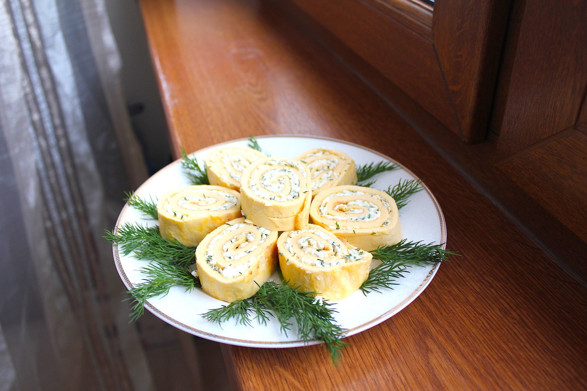 Рулет с сыром и чесноком. Яичный рулет с сыром и чесноком. Рулетики из плавленного сыра. Яичный рулет с сыром. Рулеты из плавленого сыра.