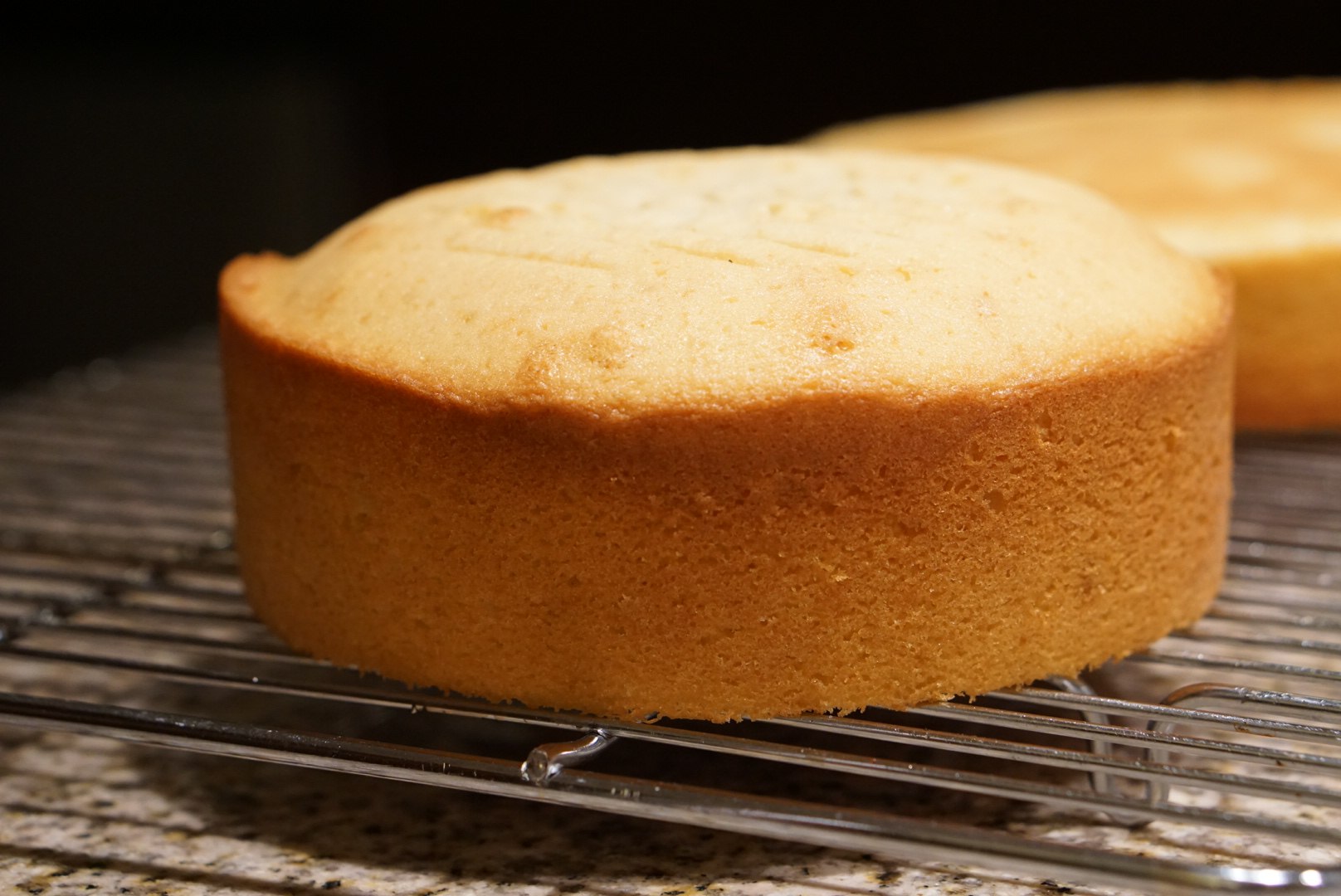 Рецепт пышного бисквита для торта в духовке. Бисквит Sponge Cake. Бисквит на минералке. Бисквит на минералке в духовке. Бисквит классический на минералке.