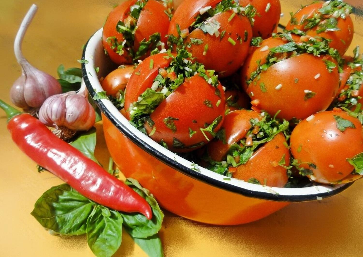 Вкусный рецепт помидор с чесноком. Помидоры армянчики. Томаты по грузински. Малосольные Бакинские помидоры. Армянские помидоры быстрого приготовления.