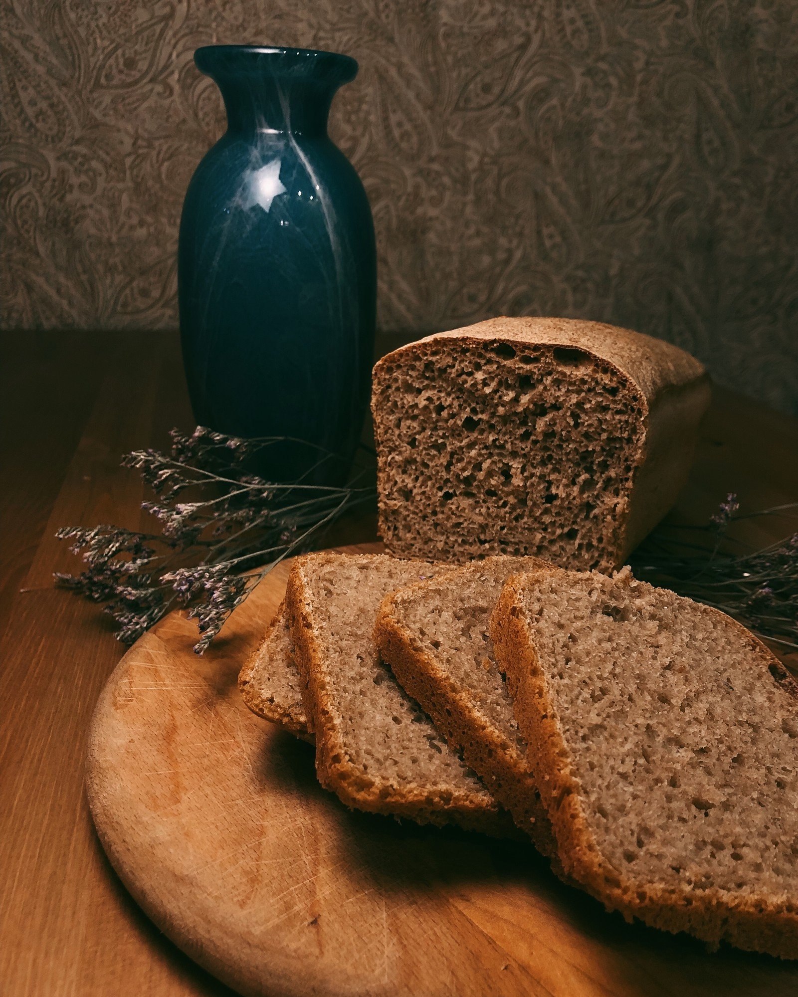 Цельнозерновой хлеб дома. Ржаной цельнозерновой хлеб. Хлеб цельнозерновой Лютинский хлеб. Хлеб Харрис цельнозерновой. Цельнозернового ржаного хлеба.