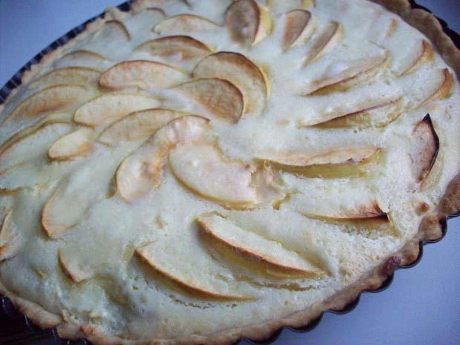 Пирог с яблоками из дрожжевого теста закрытый. Цветаевский яблочный пирог. Пирог с яблоками и сметаной. Яблочный пирог на сметане. Сметанный пирог с яблоками.