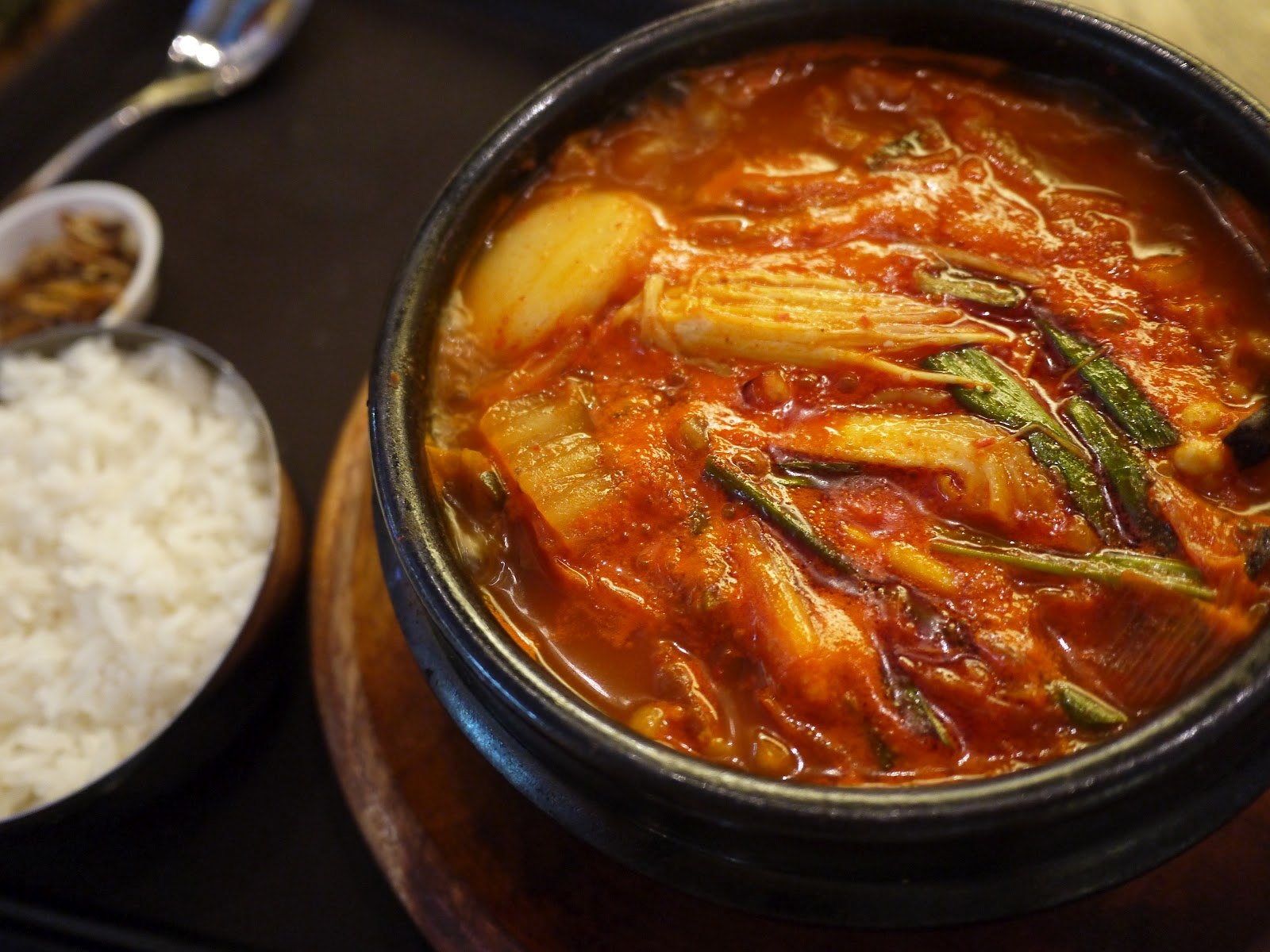Тиге отзывы. Кимчхи ччиге. Твенджан ччигэ. Корейский суп кимчи. Корейская кухня кимчи тиге.