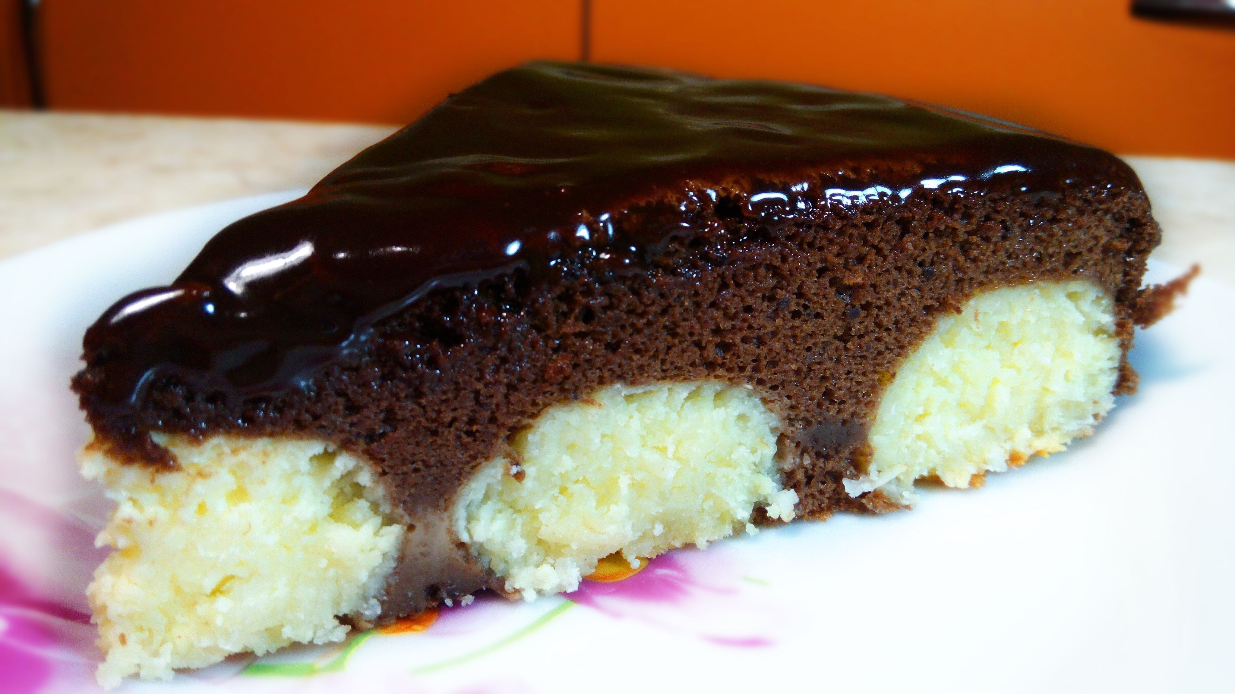 Белькович шоколадно творожный пирог. Шоколадный пирог с творожными шариками. Шоколадный торт с творожными шариками. Шоколадный пирог с кокосовыми шариками. Шоколадный пирог с творогом.
