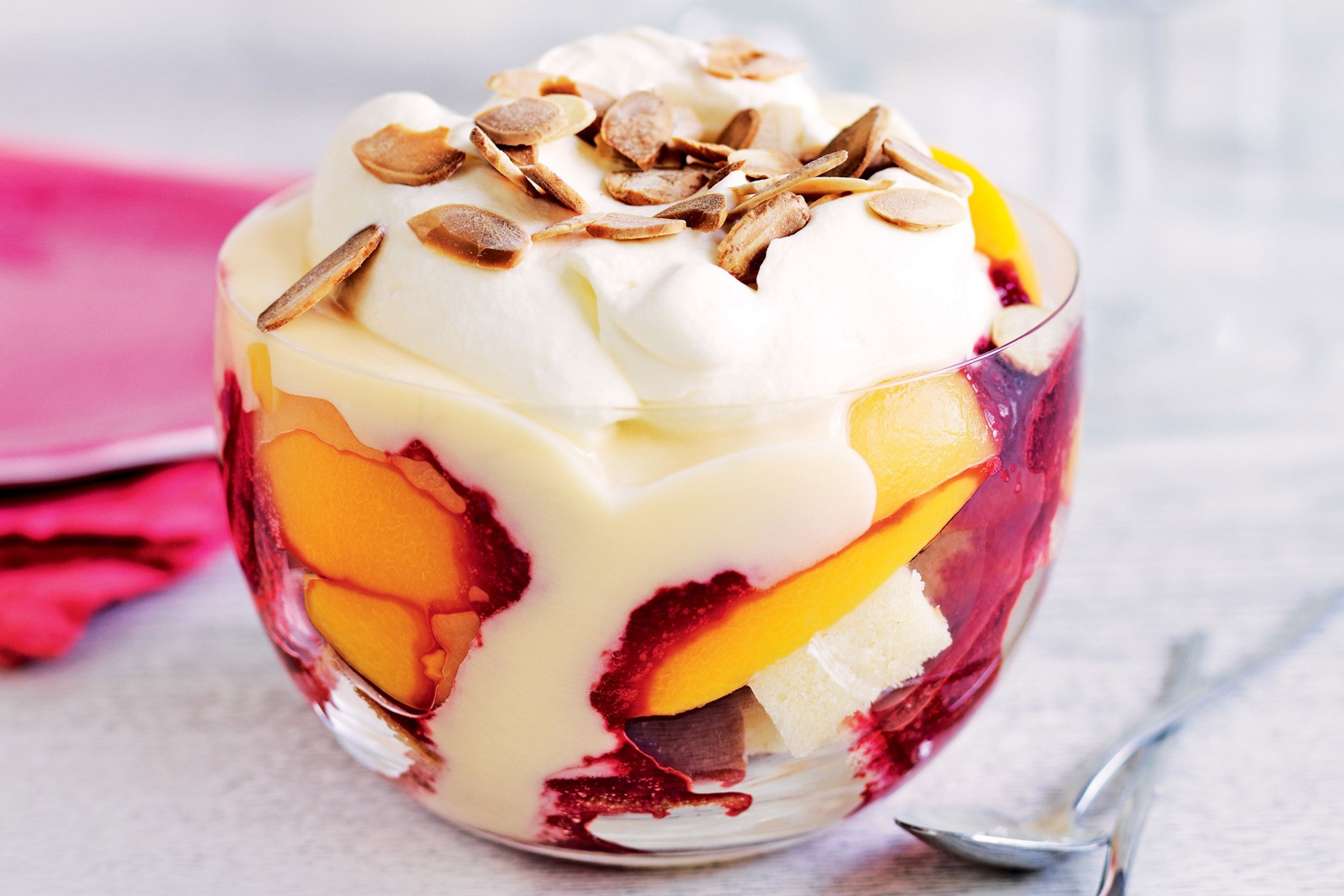 Французский десерт из мороженого. Peach Melba. Peach Melba Dessert. Мелба мороженое Болгария. Персиковый Трайфл.