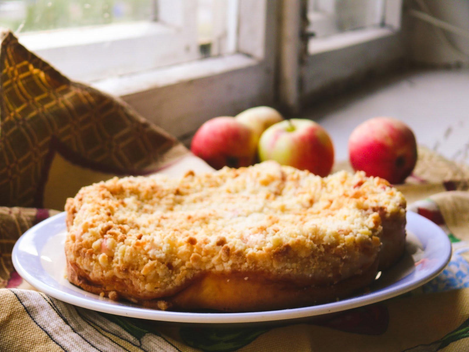 Пирог крошка с яблоками. Яблочный пирог с посыпкой. Норвежский яблочный пирог. Норвежский пирог с яблоками. Яблочный пирог с присыпкой.