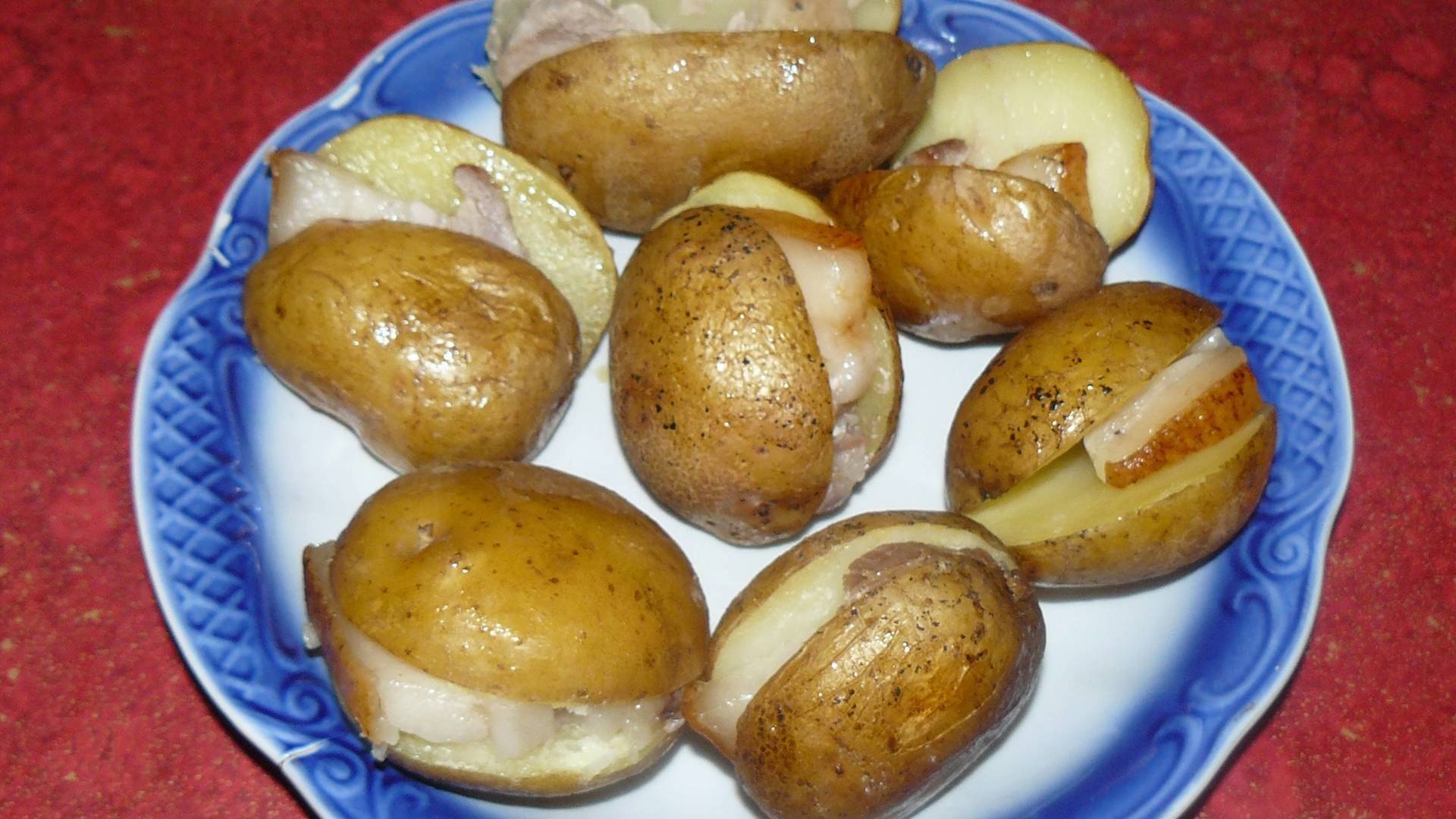 Картофель запеченный с салом. Картошка с салом. Картофель Печеный с салом. Картошка в мундире с салом. Картошка в мундире с салом в духовке.