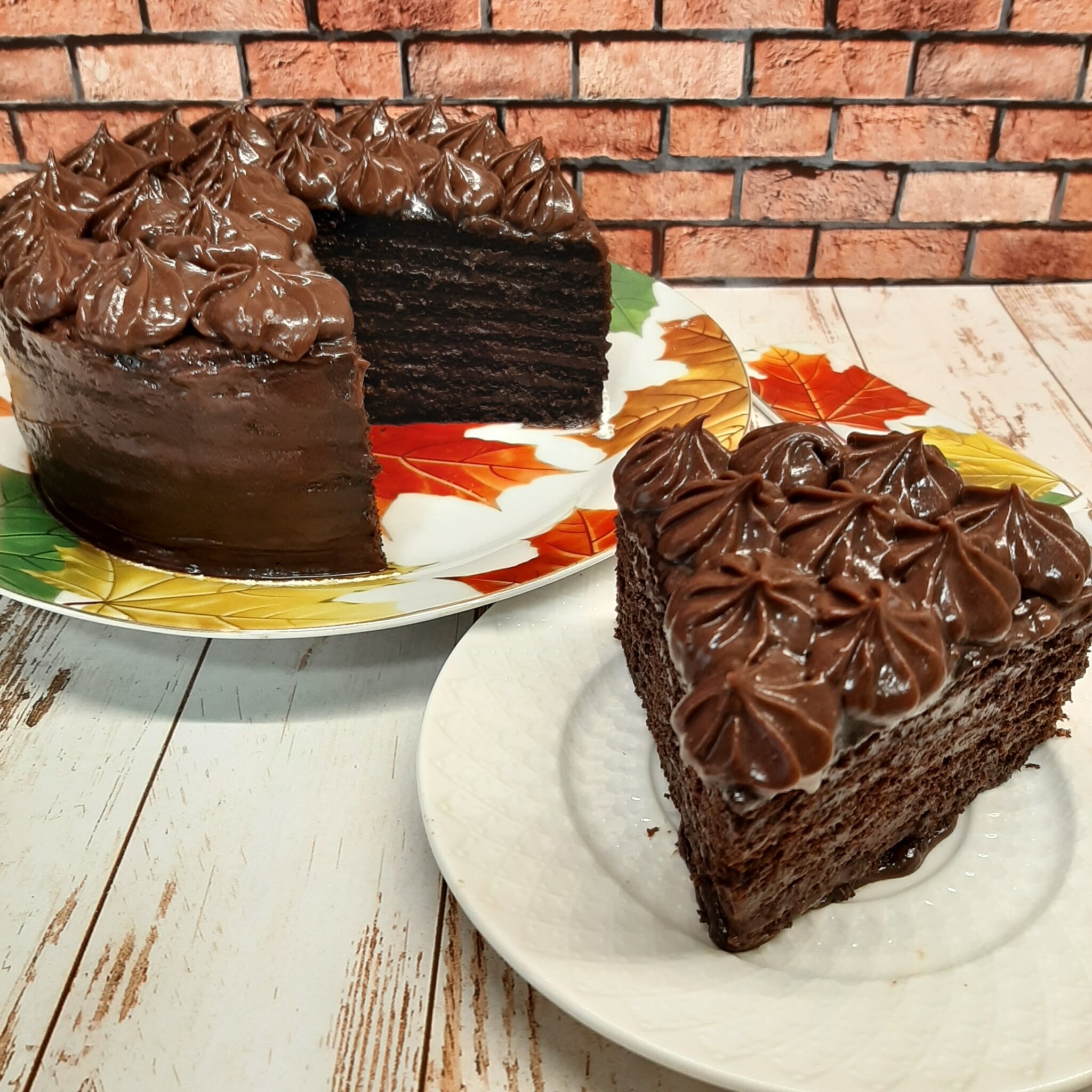 Шоколад посыпанный шоколадом. Шоколадный торт. Шоколадный тортик. Домашний шоколадный тортик. Шоколаднвй Торо.