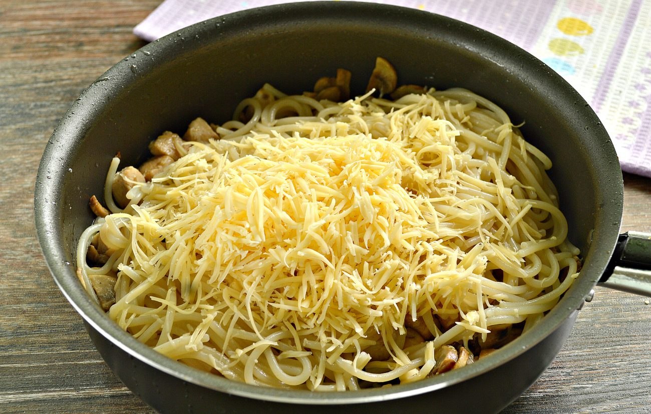 Рис с жареной вермишелью. Макароны с сыром и курицей. Спагетти на сковороде. Макароны с грибами и сыром. Вермишель.