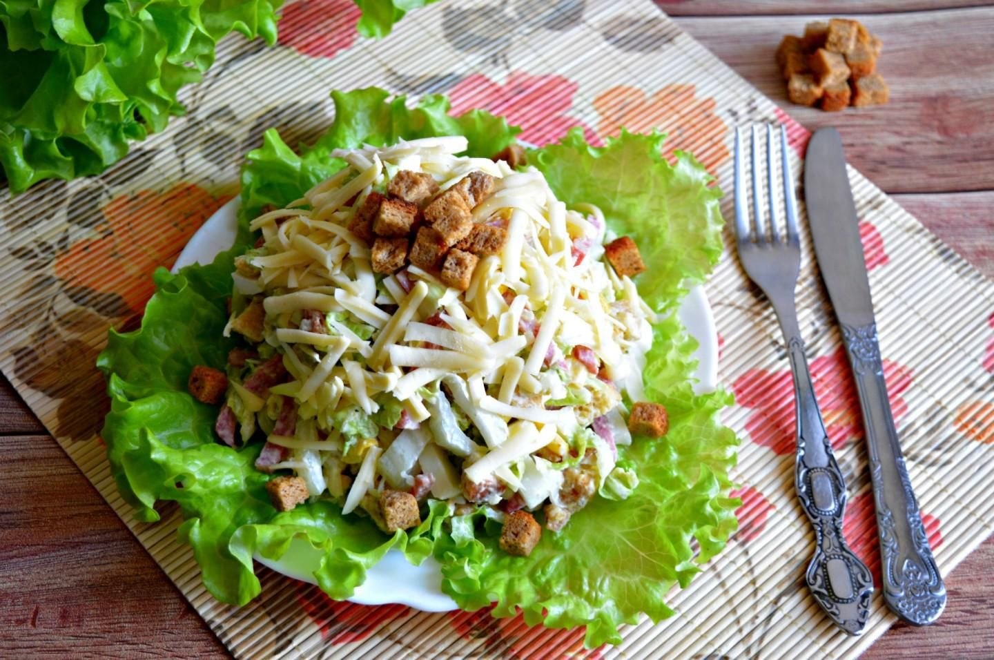 Салат с кириешками просто и вкусно. Салат копченая колбаса огурец кириешки. Салат с кириешками и копченой. Салат кириешки и колбаса копченая. Салат с кириешками и сыром.