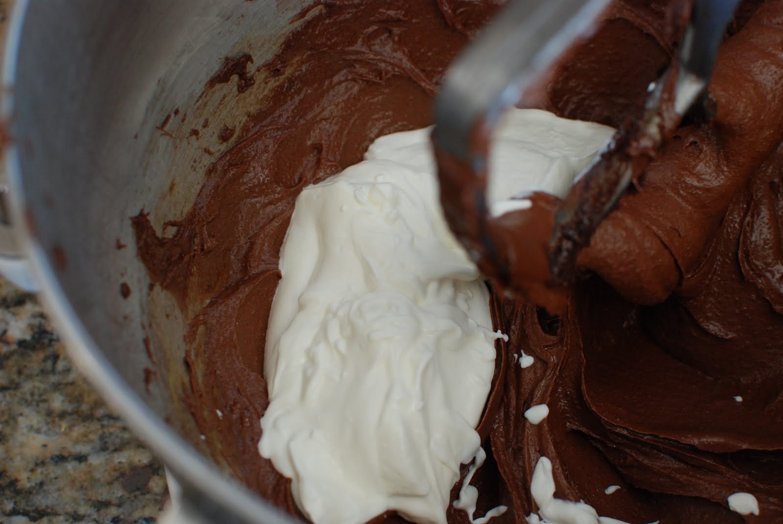 Шоколад сметана. Шоколадный крем чиз с какао. Шоколадные взбитые сливки. Крем сливочный шоколадный. Крема из сливок с шоколадом для торта.