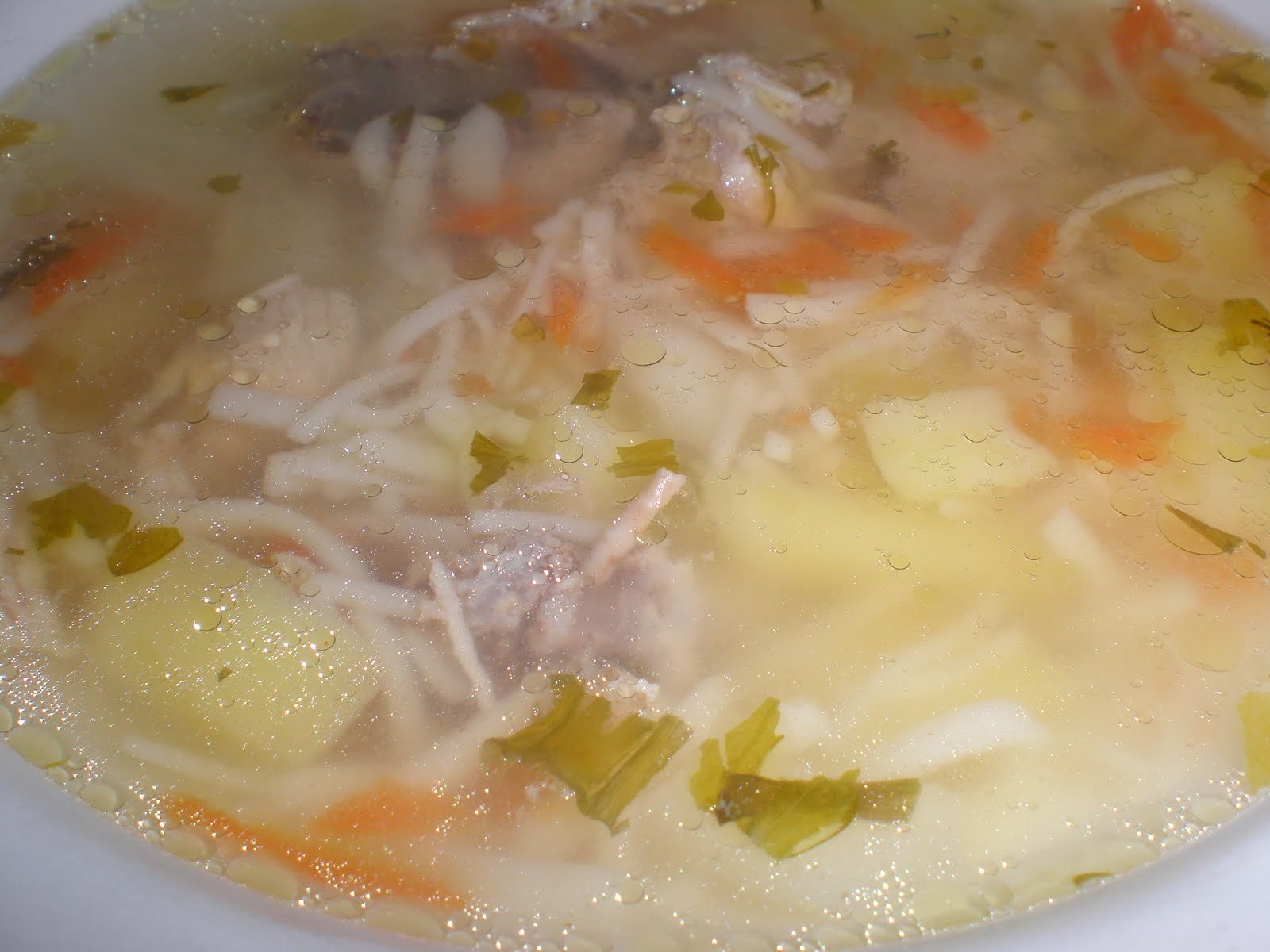 Суп из куриной голени. Суп куриный вермишелевый. Куриный суп с вермишелью. Куриный суп с лапшой. Тарелка куриного супа.