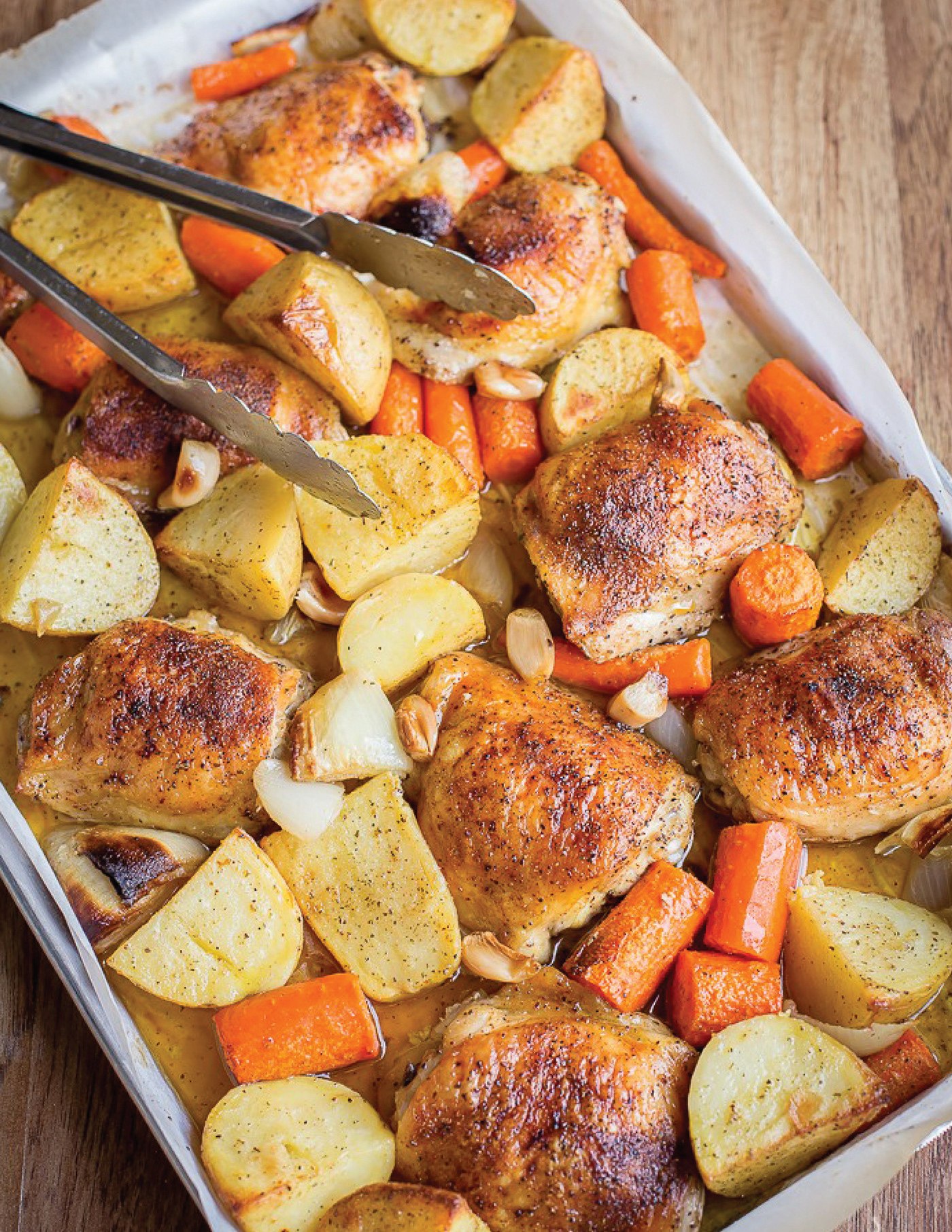 Рецепт запеченной картошки с овощами. Вкусный ужин. Курица с овощами в духовке. Курица в духовке с картошкой и овощами. Картофель с овощами в духовке.