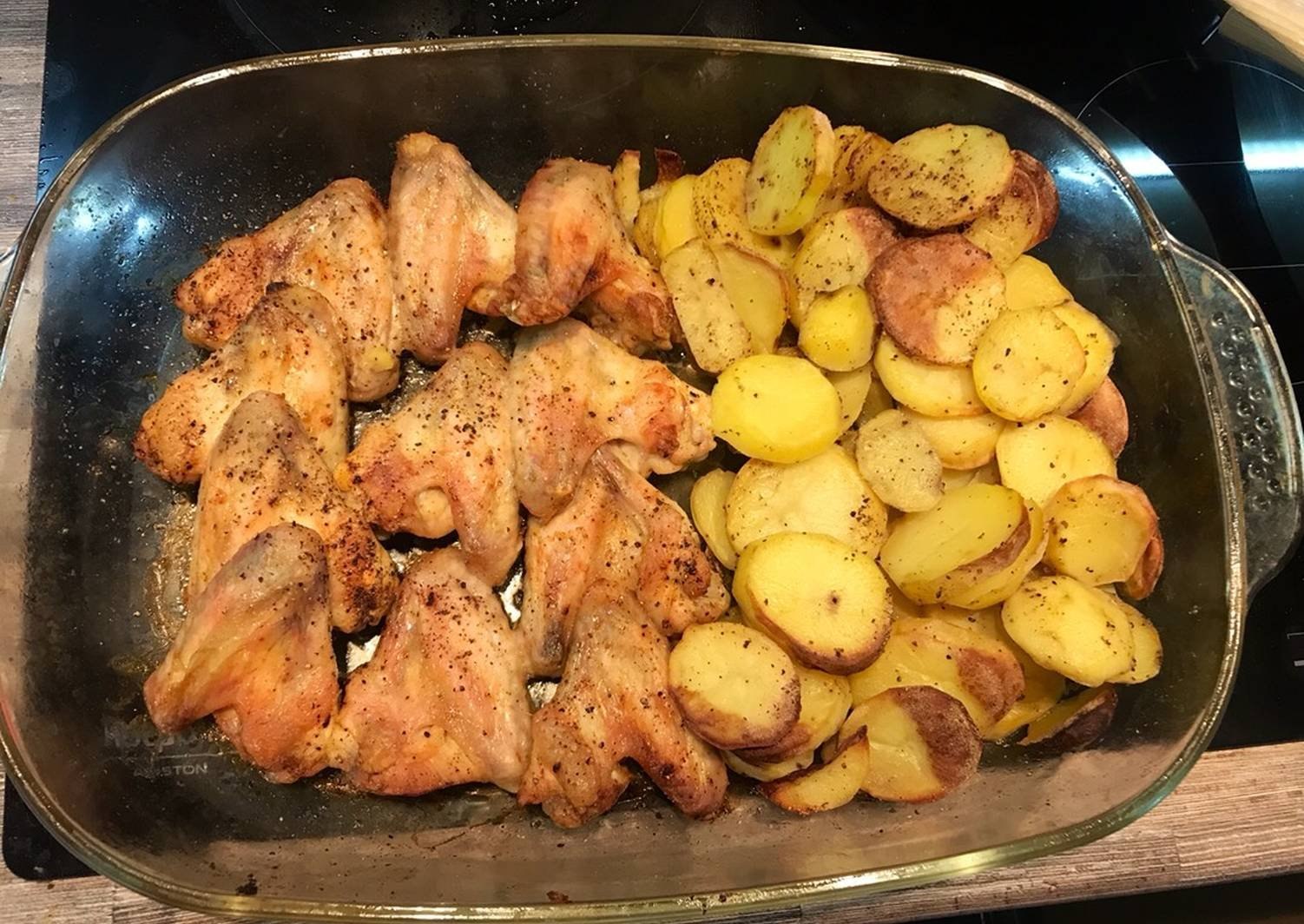 Сколько выпекать куриные. Крылышки с картошкой в духовке. Куриные крылышки с картошкой в духовке. Картофель с курицей. Куриные Крылья с картошкой в духовке.