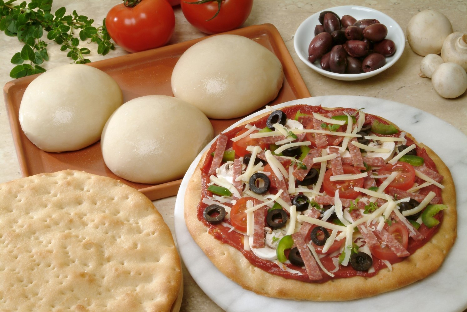 На каком тесте пицца лучше. Тесто для пиццы. Тесто да пиццы. Ингредиенты для пиццы. Итальянское тесто для пиццы.