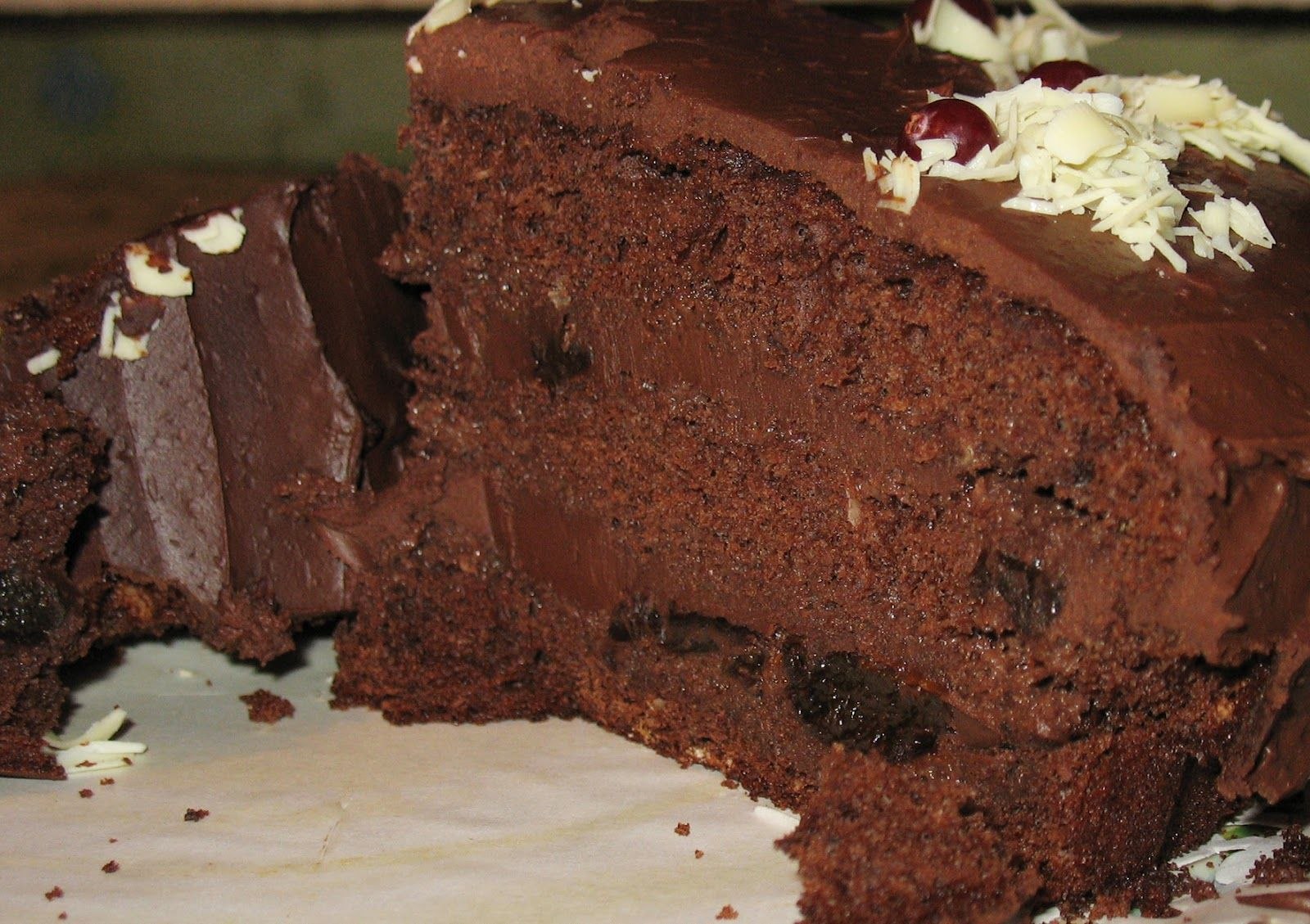 Простой рецепт шоколадного бисквита в духовке. Торт Отелло Журавли. Шоколадный торт Отелло. Шоколадный бисквит. Шоколадный бисквитный торт.