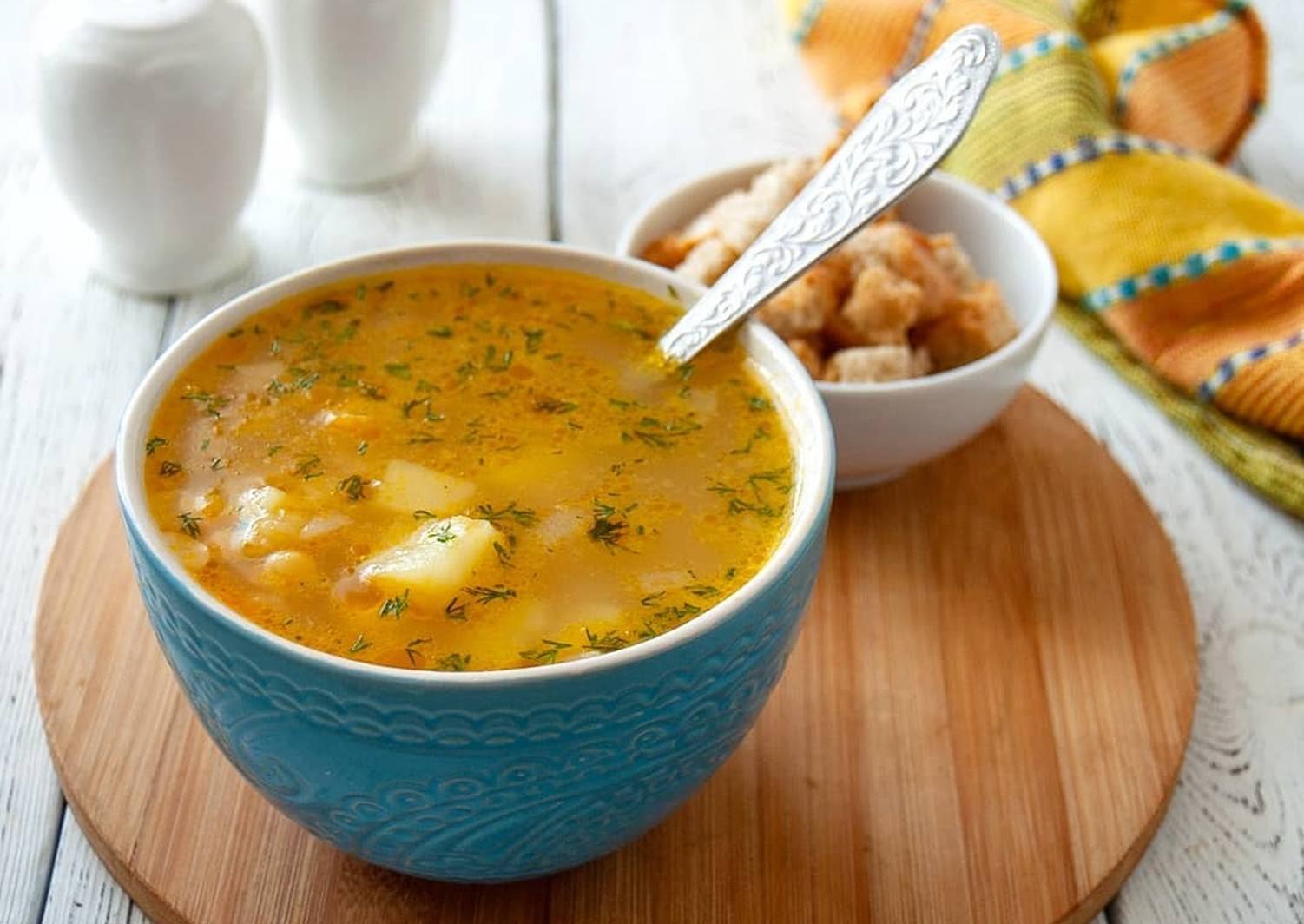 Копченый суп с горохом. Гороховый суп с копченым салом. Гороховая похлебка. Суп гороховый с копченостями. Гороховый суп с курицей.