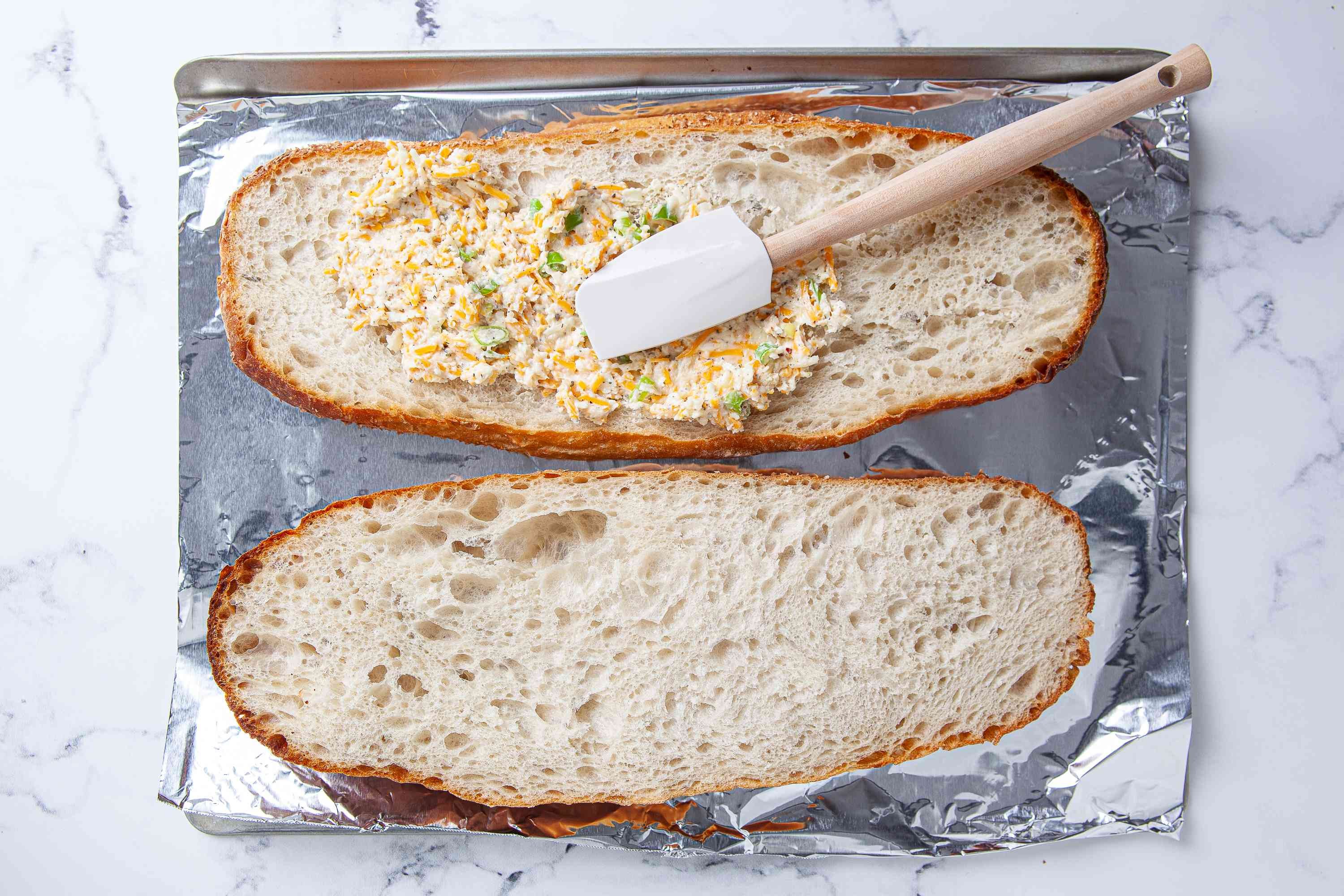 Простые намазки на хлеб. Намазывается на хлеб. Батон с маслом. Грузинские намазки на хлеб. Сырная намазка на хлеб.