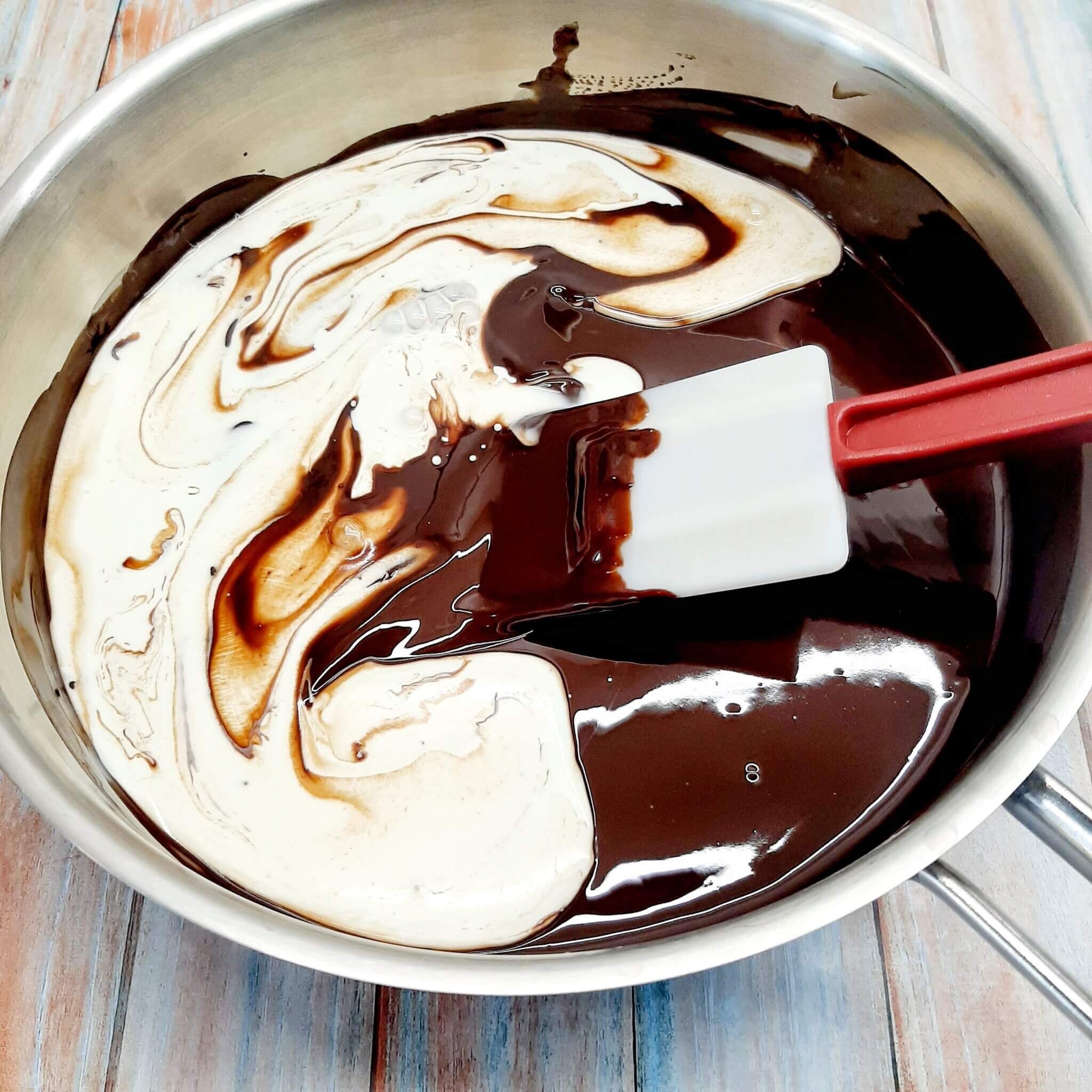 Глазурь из шоколада масла и молока. Шоколадная глазурь. Обливка шоколадом. Шоколадная глазурь из шоколада. Шоколад для торта из какао.