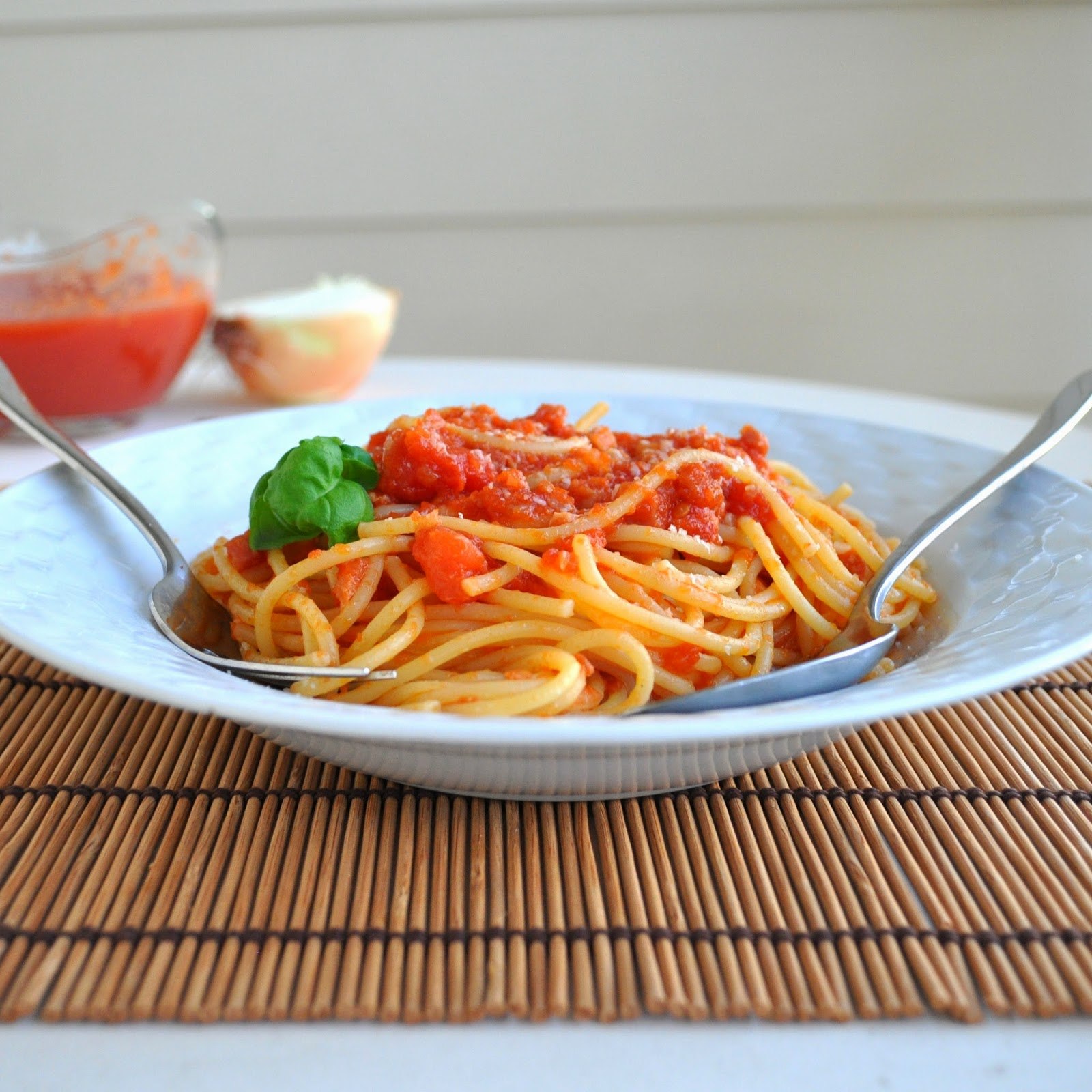Some spaghetti. Спагетти неаполитано. Паста неаполитано. Макароны неаполитано. Макароны паста неаполитано.