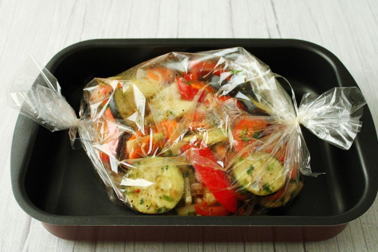 Мясо с овощами в рукаве рецепт. Овощи в рукаве для запекания. Рукава и пакеты для запекания. Овощи в пакете для запекания. Запекание овощей в духовке.