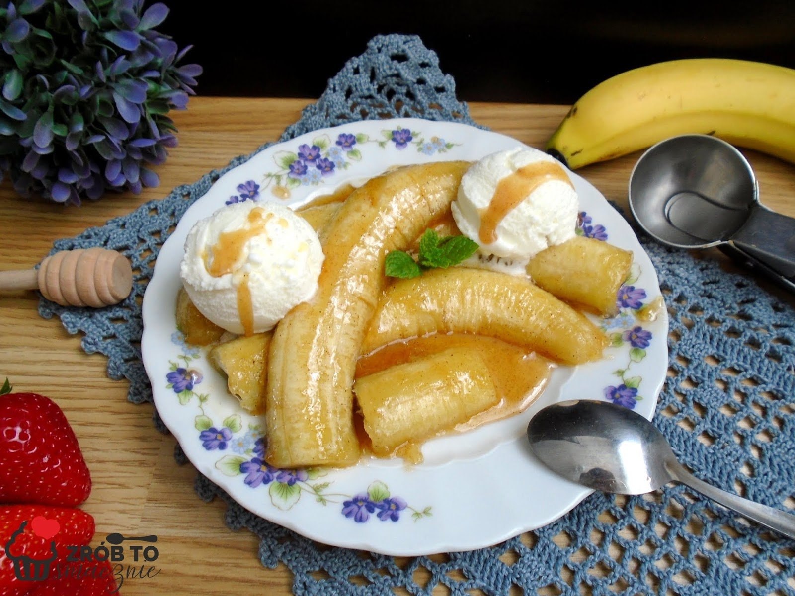 Жареный банан с мороженым