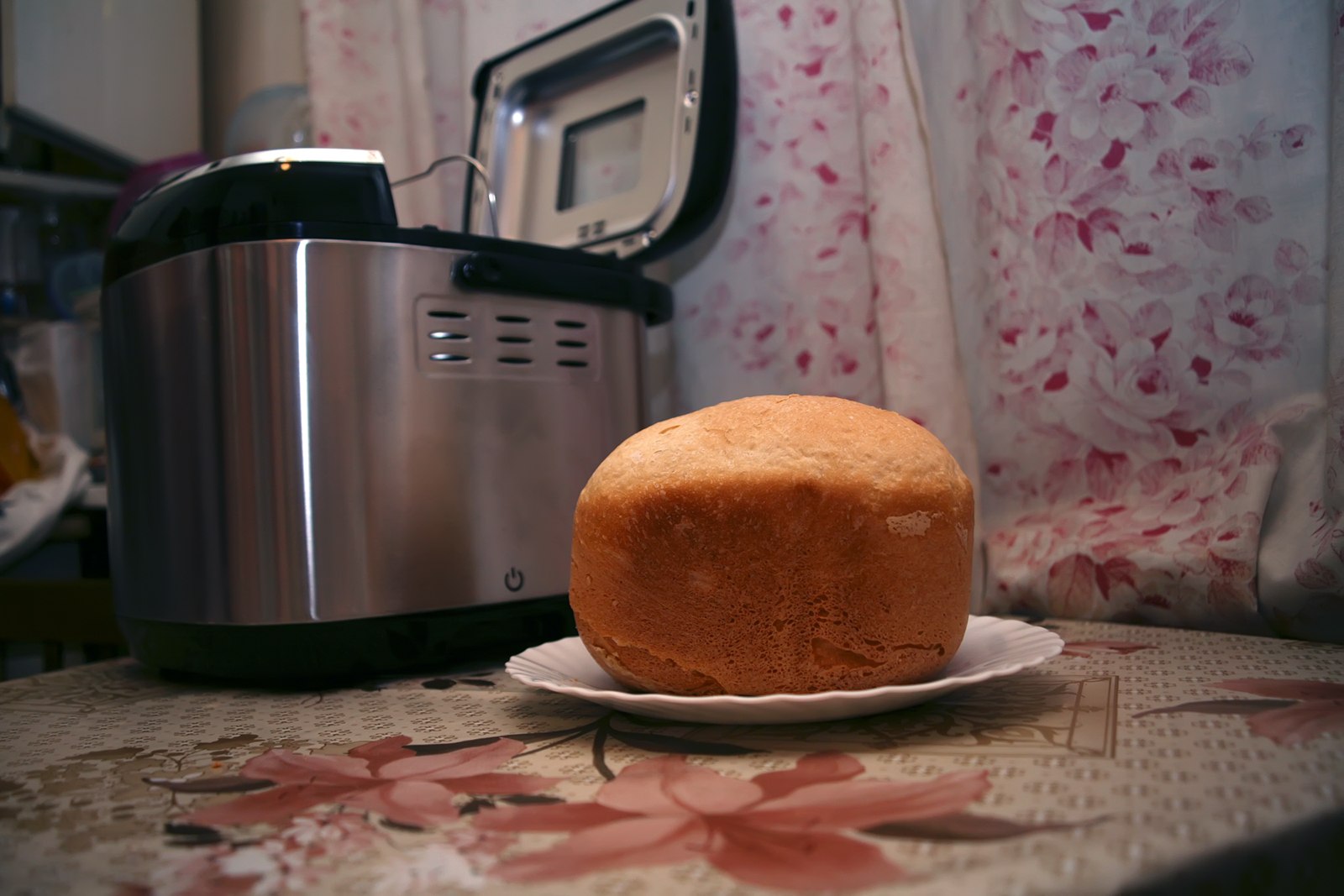 Приготовить в хлебопечке рецепты. Хлеб в хлебопечке. Хлеб из хлебопечки. Выпекание хлеба в хлебопечке. Домашний хлеб в хлебопечке.