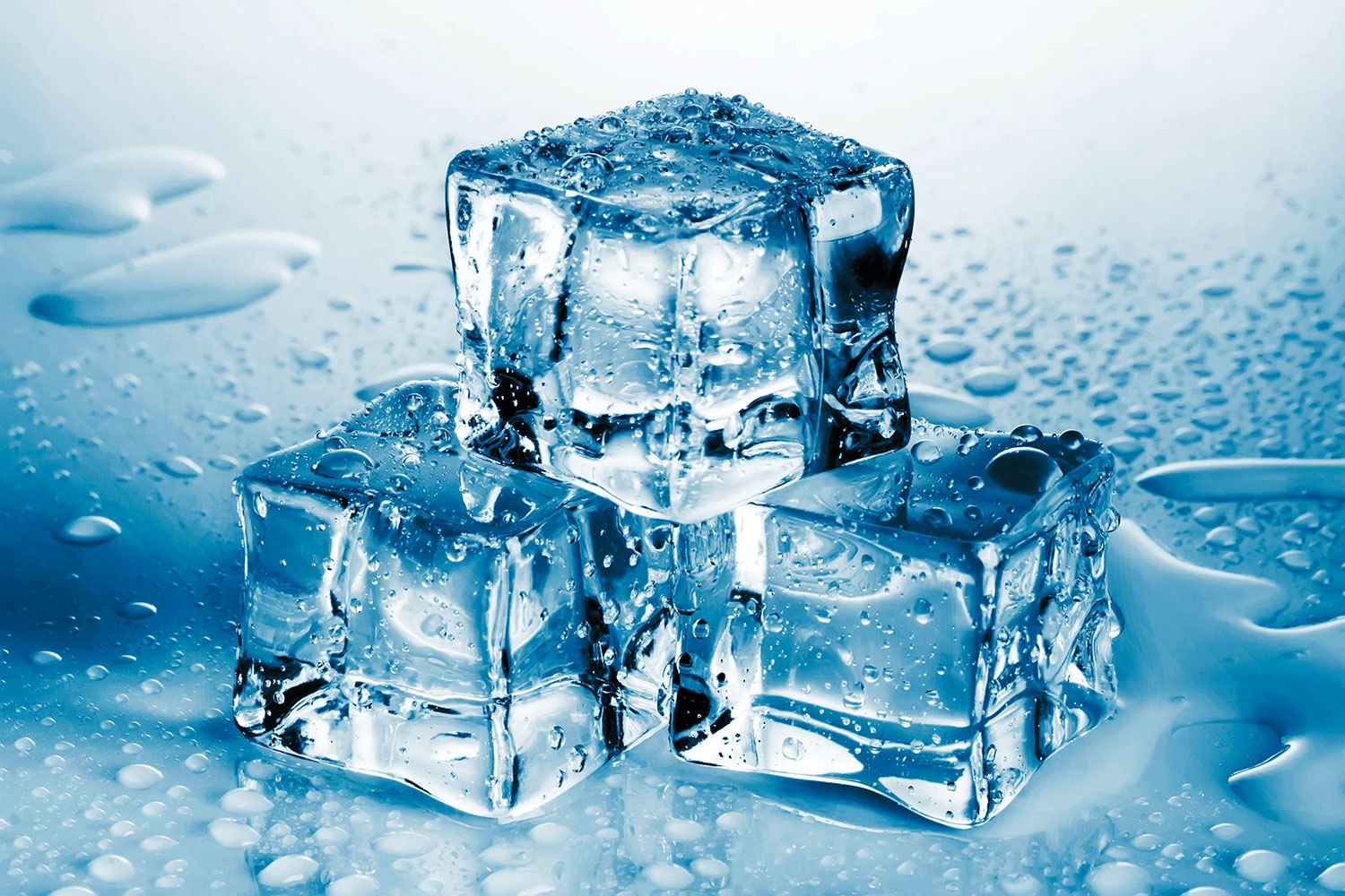 Вода с кусками железа. Кубики льда. Лед. Вид замороженной воды. Чан со льдом.