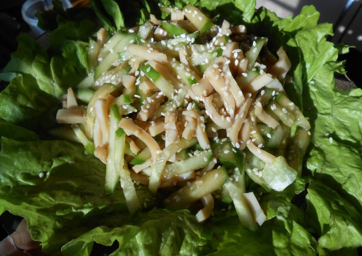 Салат с кальмарами и листьями салата самый вкусный