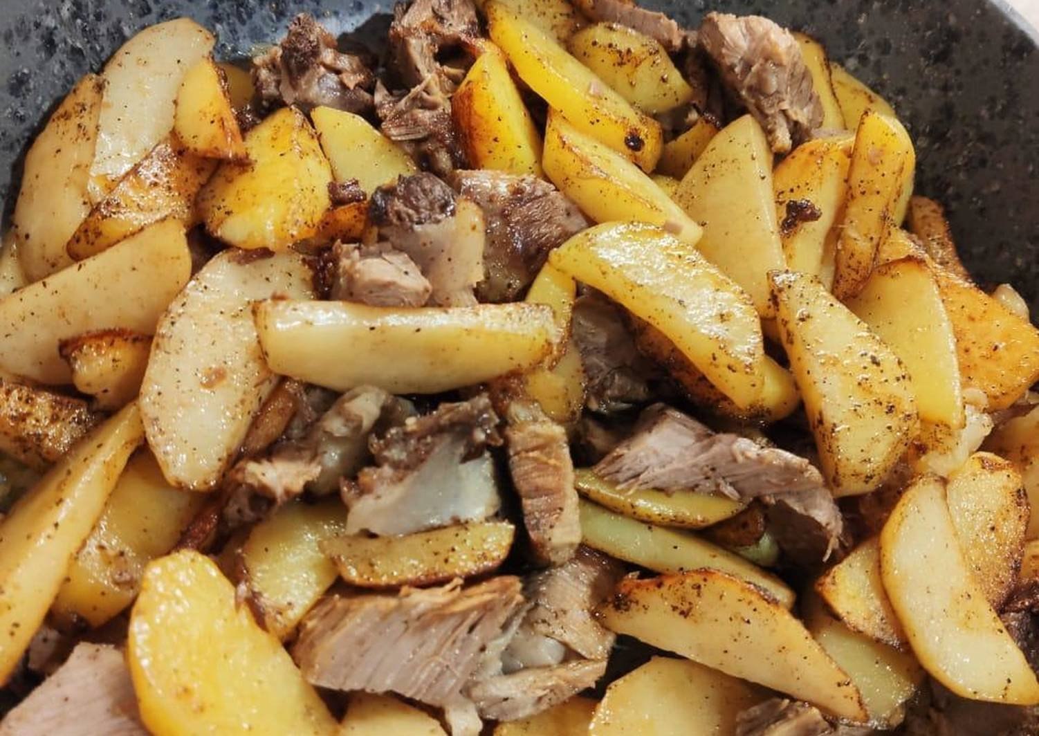 Видео рецепт картошки с мясом. Жареная картошка с мясом. Картофель жареный с мясом. Жареная картошка с мясом на сковороде. Картофель на сковороде.