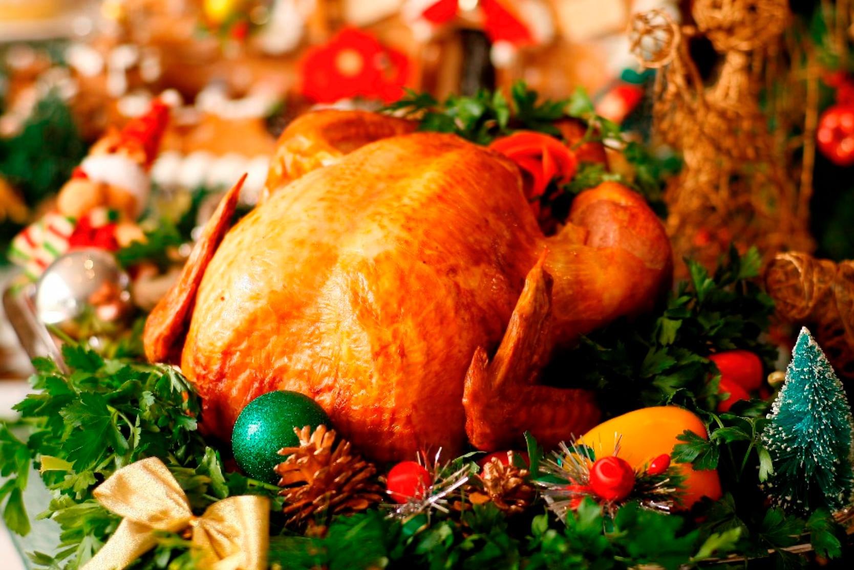 Курица на новый год 2024. . Рождественская индейка (Christmas Turkey) Ингредиенты. Рождественский индейка в Англии. Индейка на Рождество в Англии. Рождественская индейка запеченная.