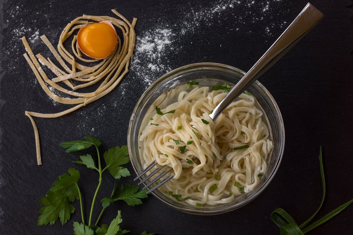 Рецепт приготовления куриной лапши. Лапша домашняя. Тонкая лапша. Лапша домашняя тонкая. Суп лапша.