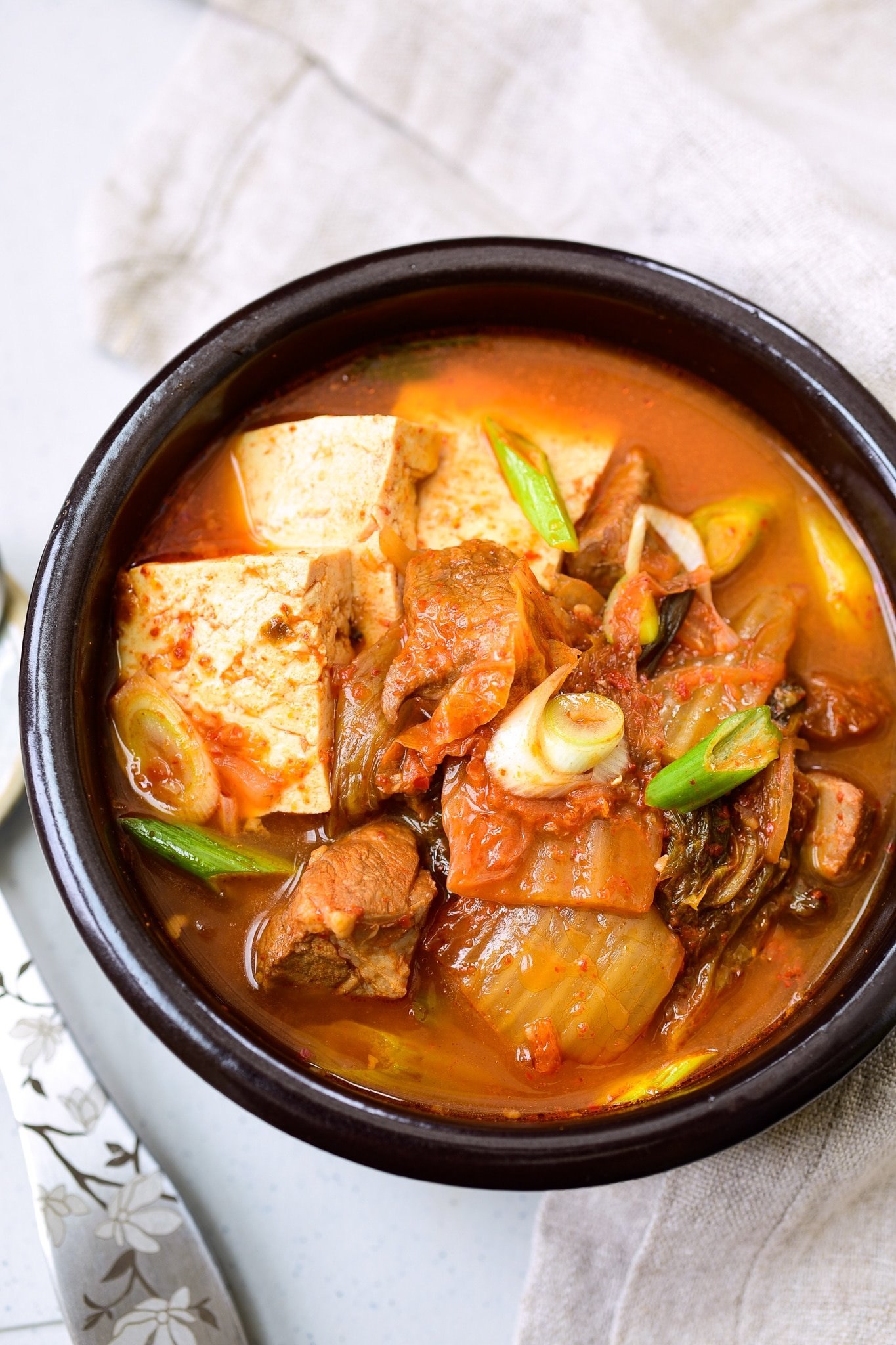 Корейский суп. Kimchi Jjigae. Пуктяй корейский. Пуктяй корейский суп. Кимчи с тофу.