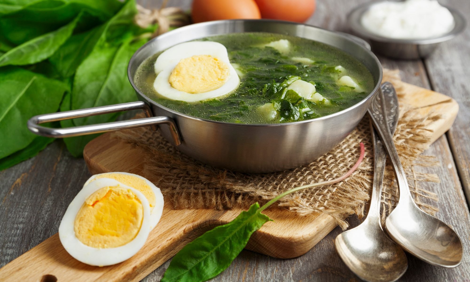 Щавелевый суп рецепт без яйца. Щавелевый суп с яйцом. Зелёный суп с щавелем и яйцом. Щавелевый суп классический. Щавелевые щи.