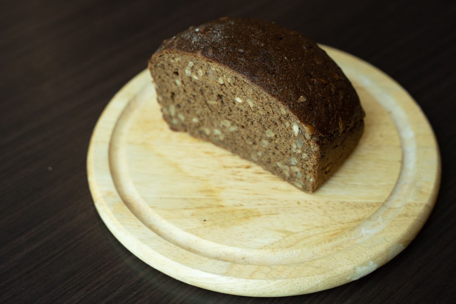 Черный хлеб сахар. Хлеб с добавками. Заварной хлеб. Ржаной десертный хлеб. Ржаной хлеб латвийский.